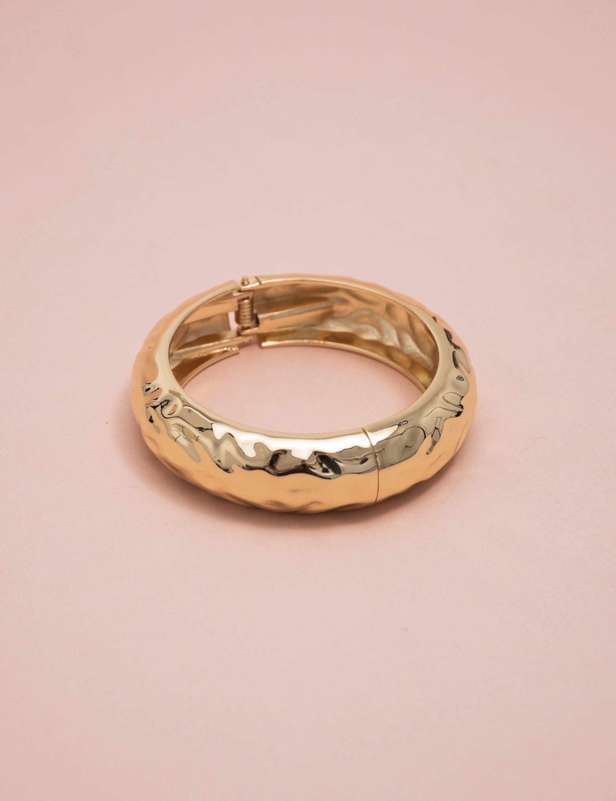 BRACELETE METAL OURO TEXTURIZADO B2B - BC29054V002