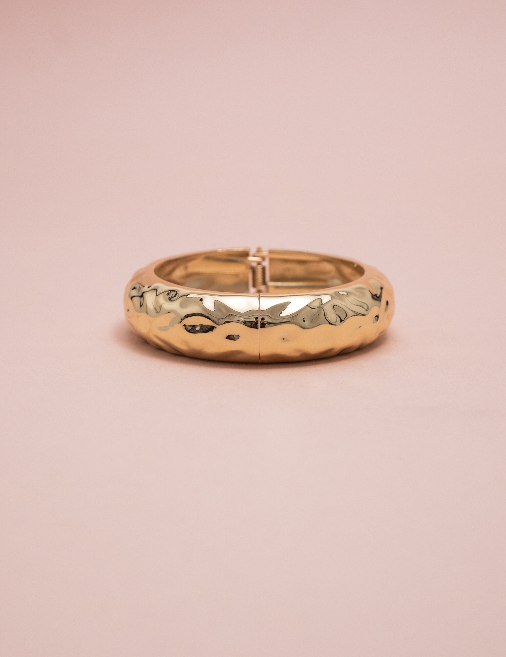 BRACELETE METAL OURO TEXTURIZADO B2B - BC29054V002