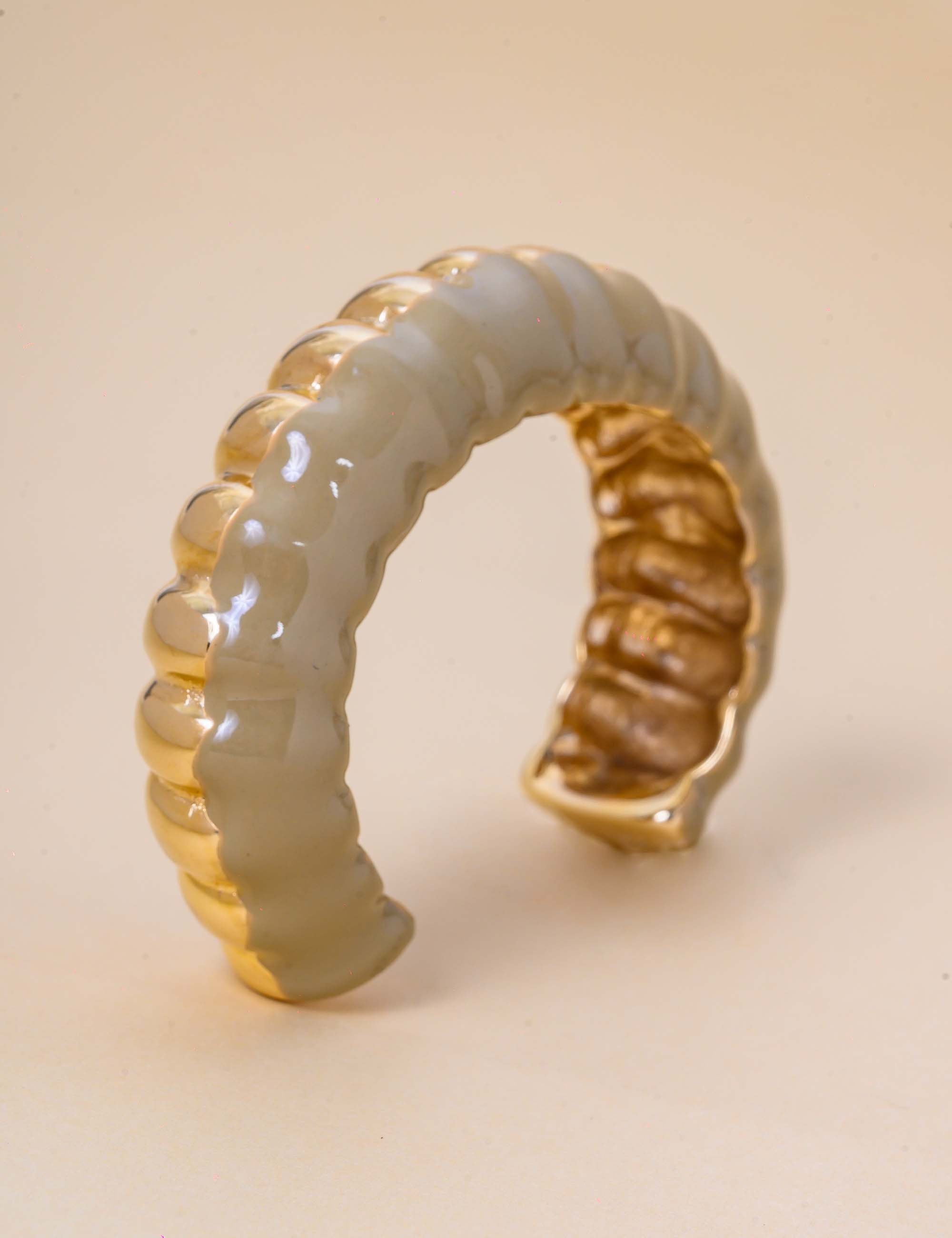 BRACELETE RESINA BEGE  OURO - PU29068VO09