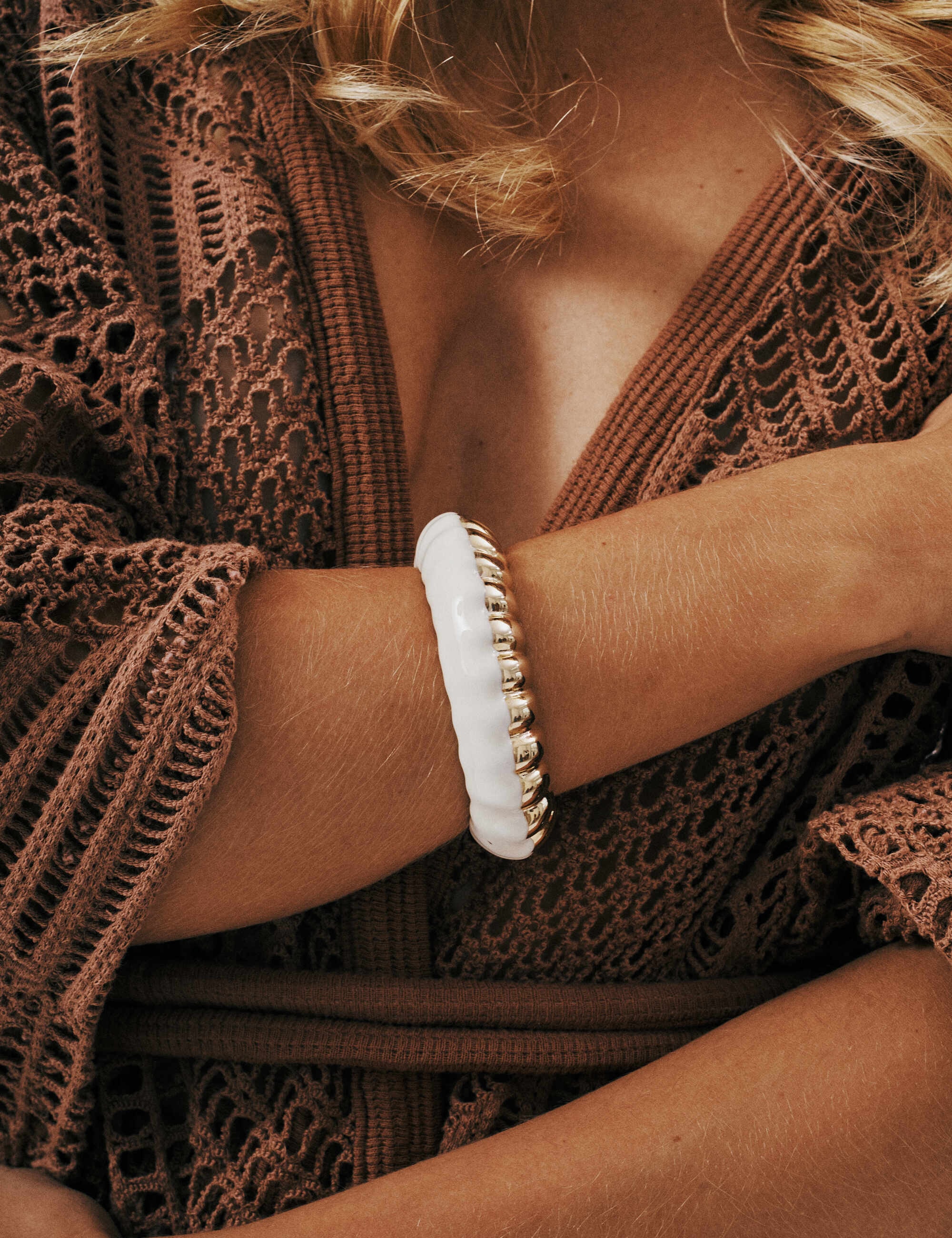 BRACELETE RESINA BRANCO  OURO - PU29068VO015