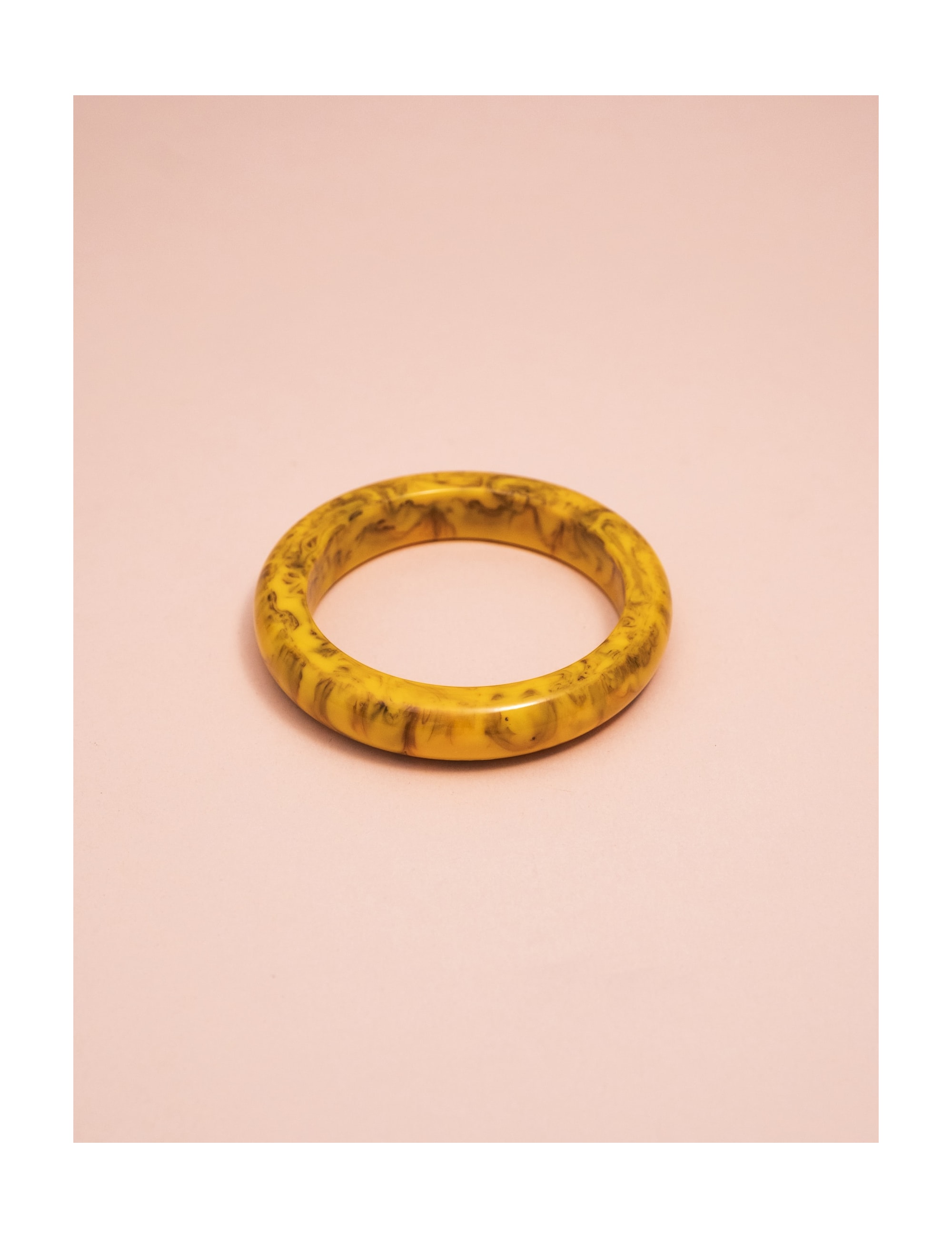 BRACELETE RESINA MESCLADO AMARELO B2B- BC29067VO01