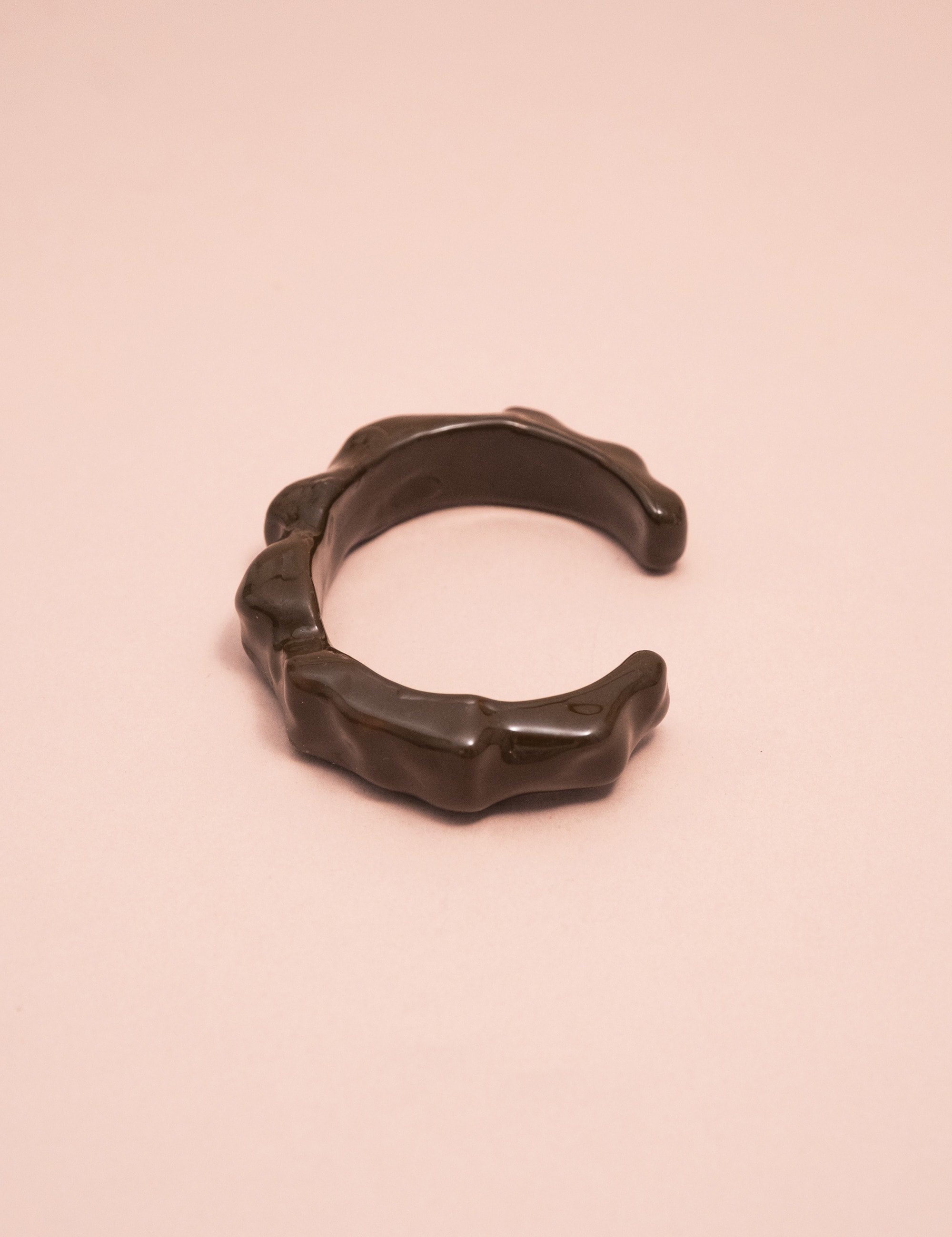 BRACELETE RESINA ONDULADO MARROM - BC29044VO01