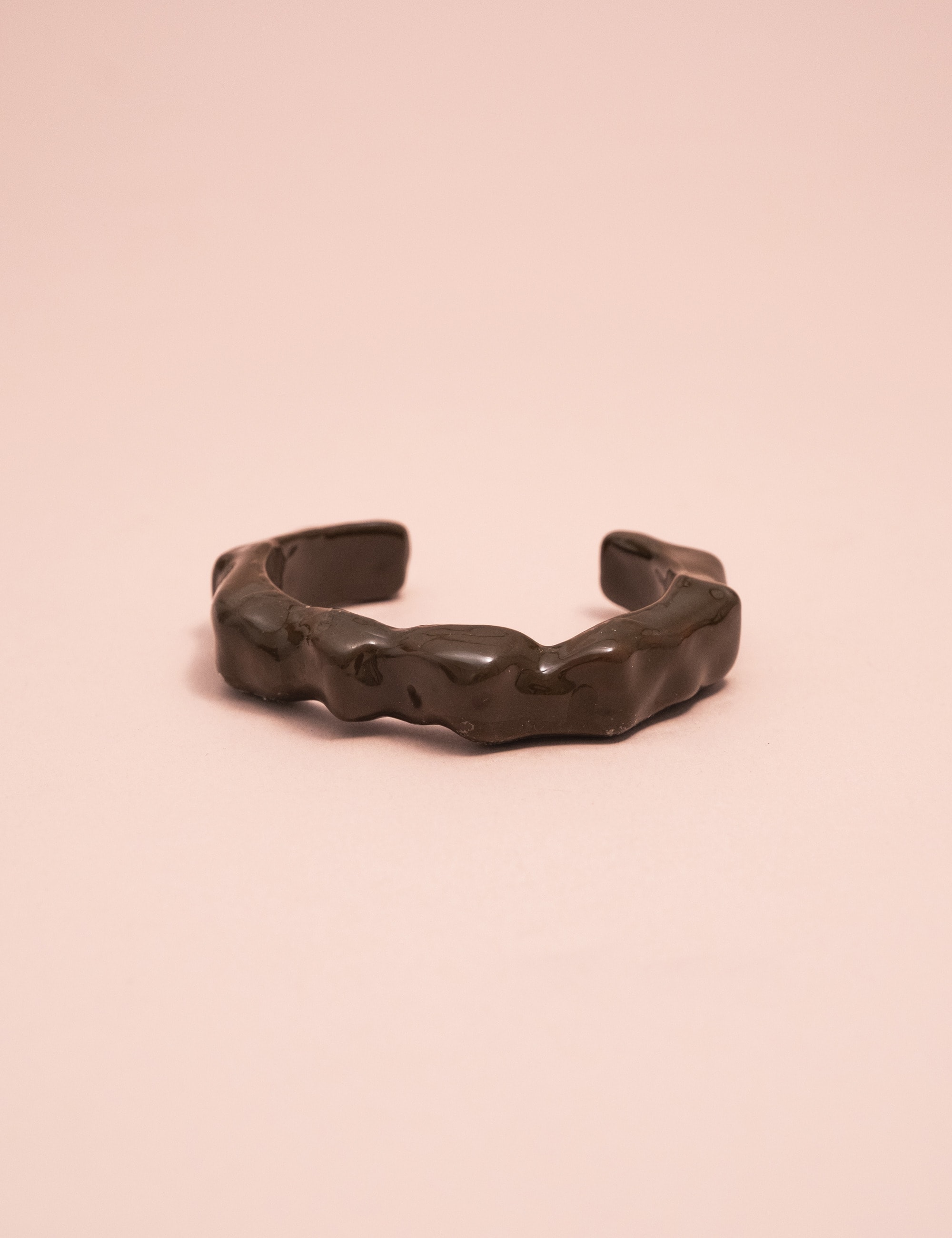 BRACELETE RESINA ONDULADO MARROM - BC29044VO01