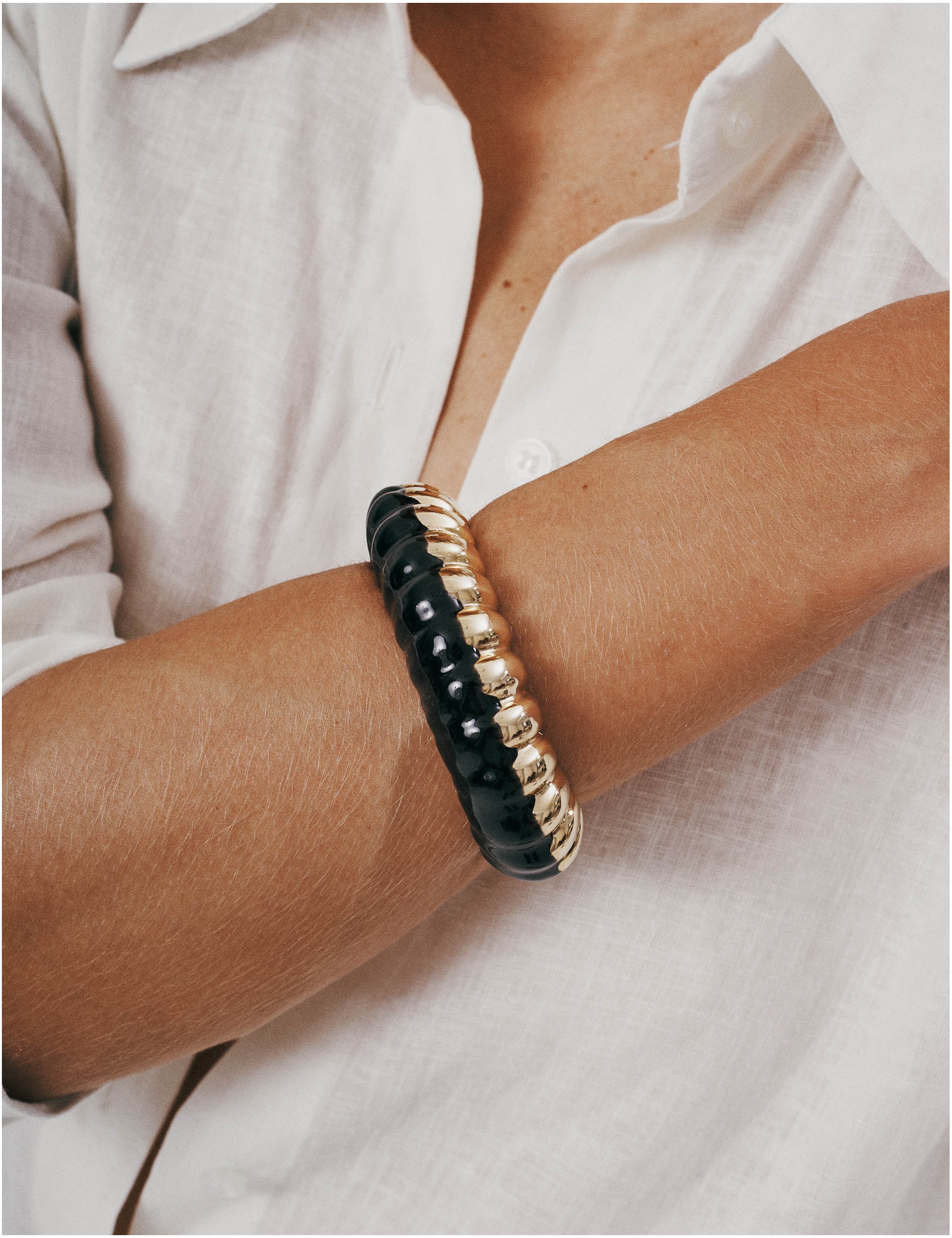 BRACELETE RESINA PRETO  OURO - PU29068VO04