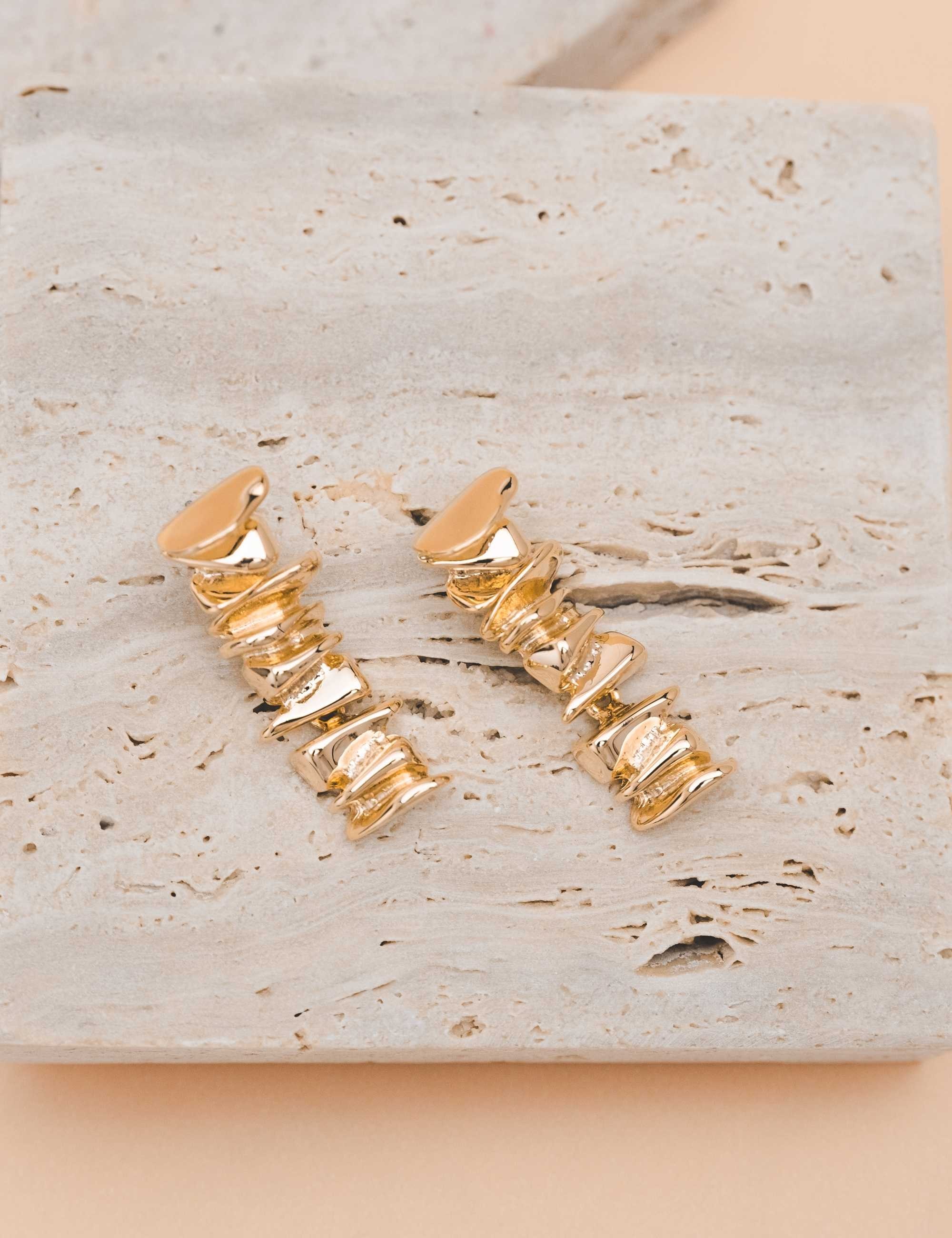 Brinco Cascalho Texturizado Ouro
