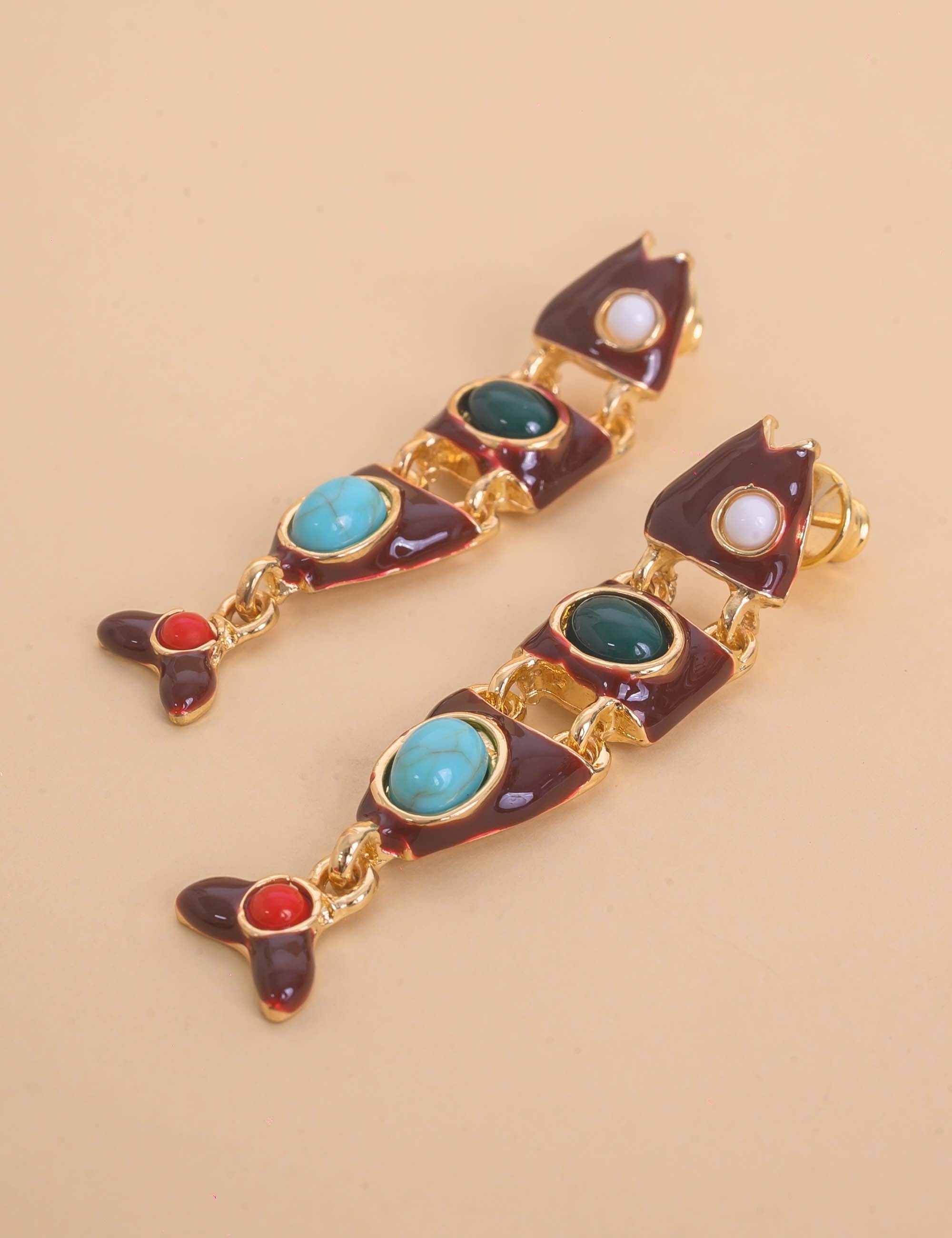 BRINCO DE OURO PEIXE COM PEDRAS RESINADAS MARROM - BR29285VO24