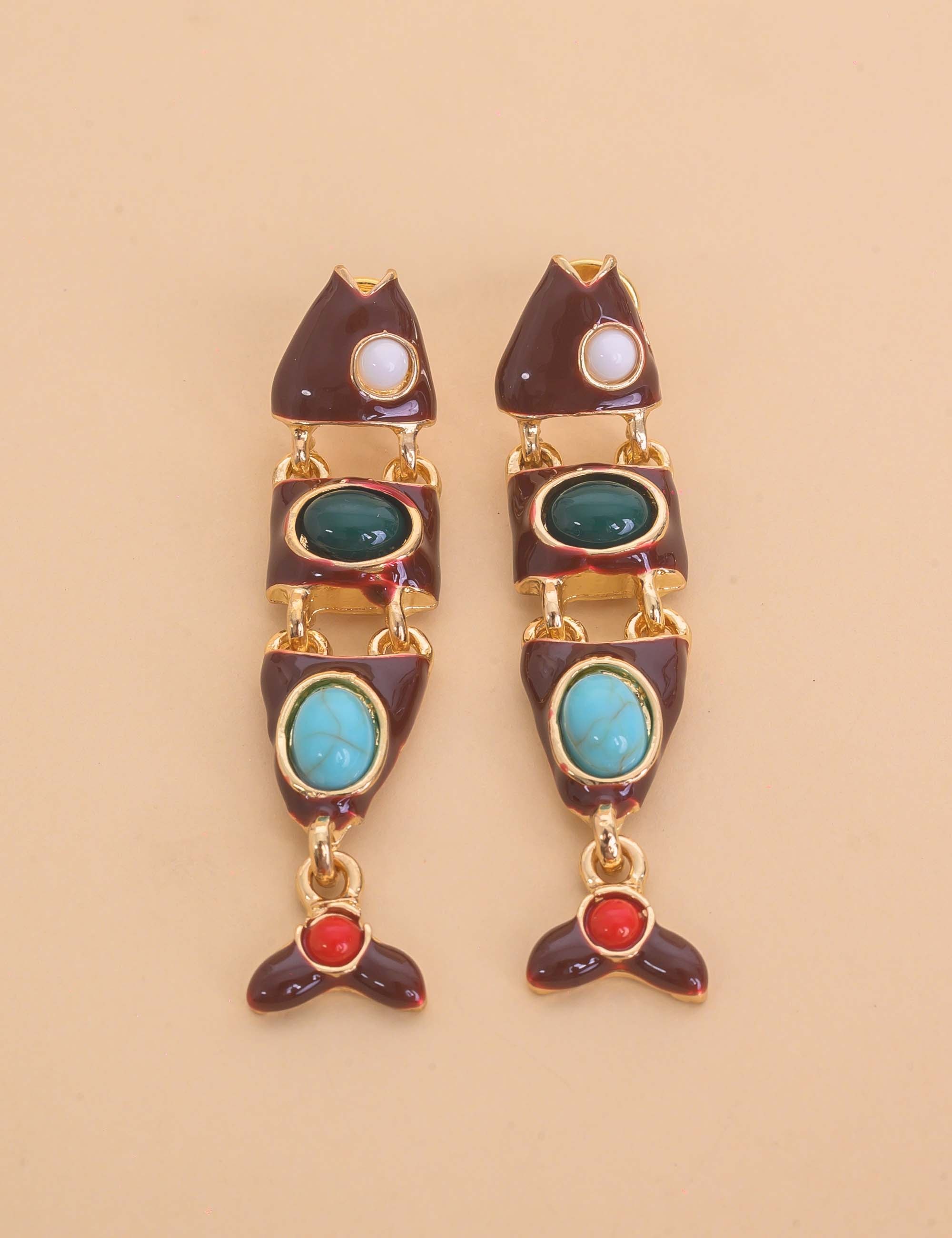 BRINCO DE OURO PEIXE COM PEDRAS RESINADAS MARROM - BR29285VO24