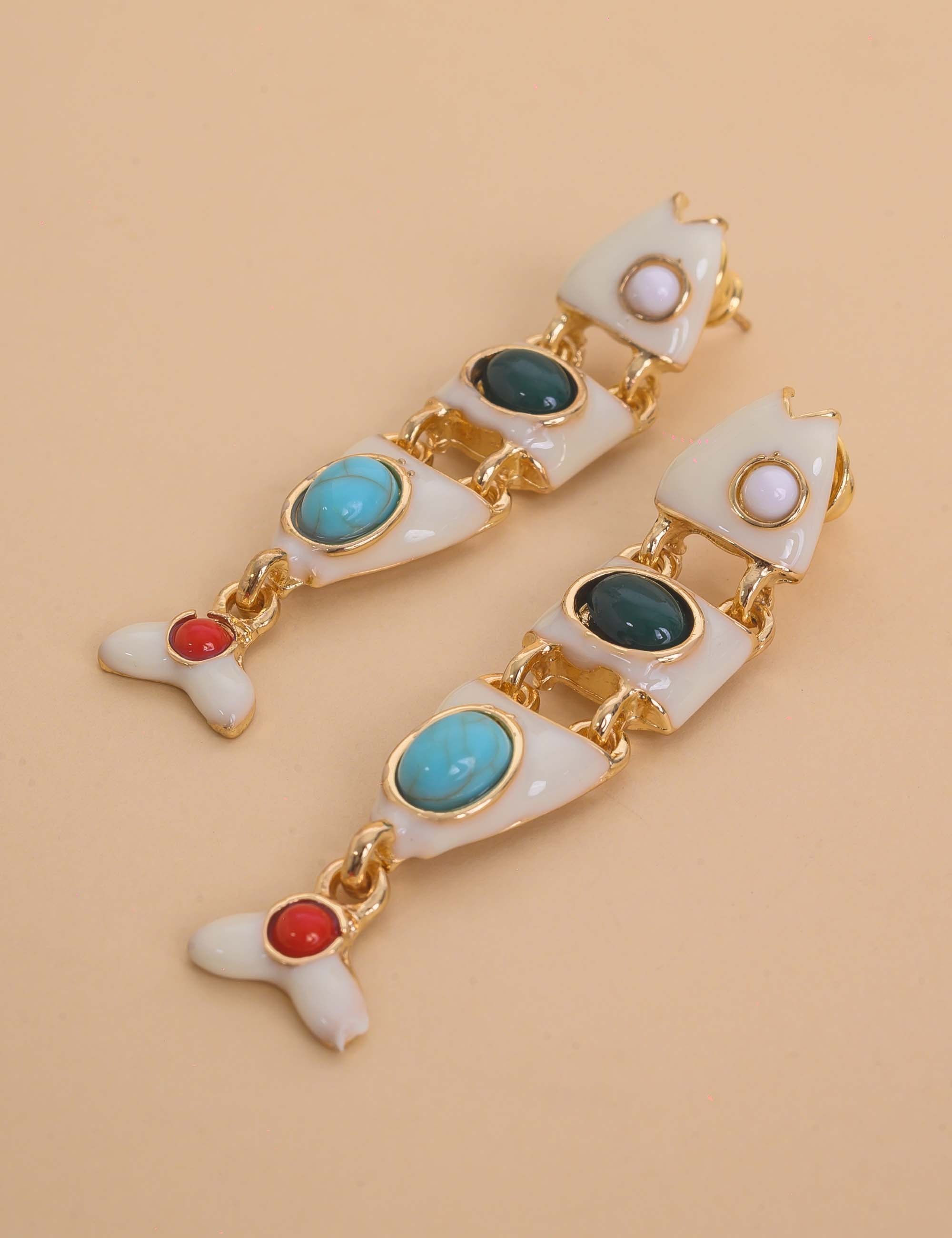 BRINCO DE OURO PEIXE COM PEDRAS RESINADAS OFF-WHITE - BR29285VO17