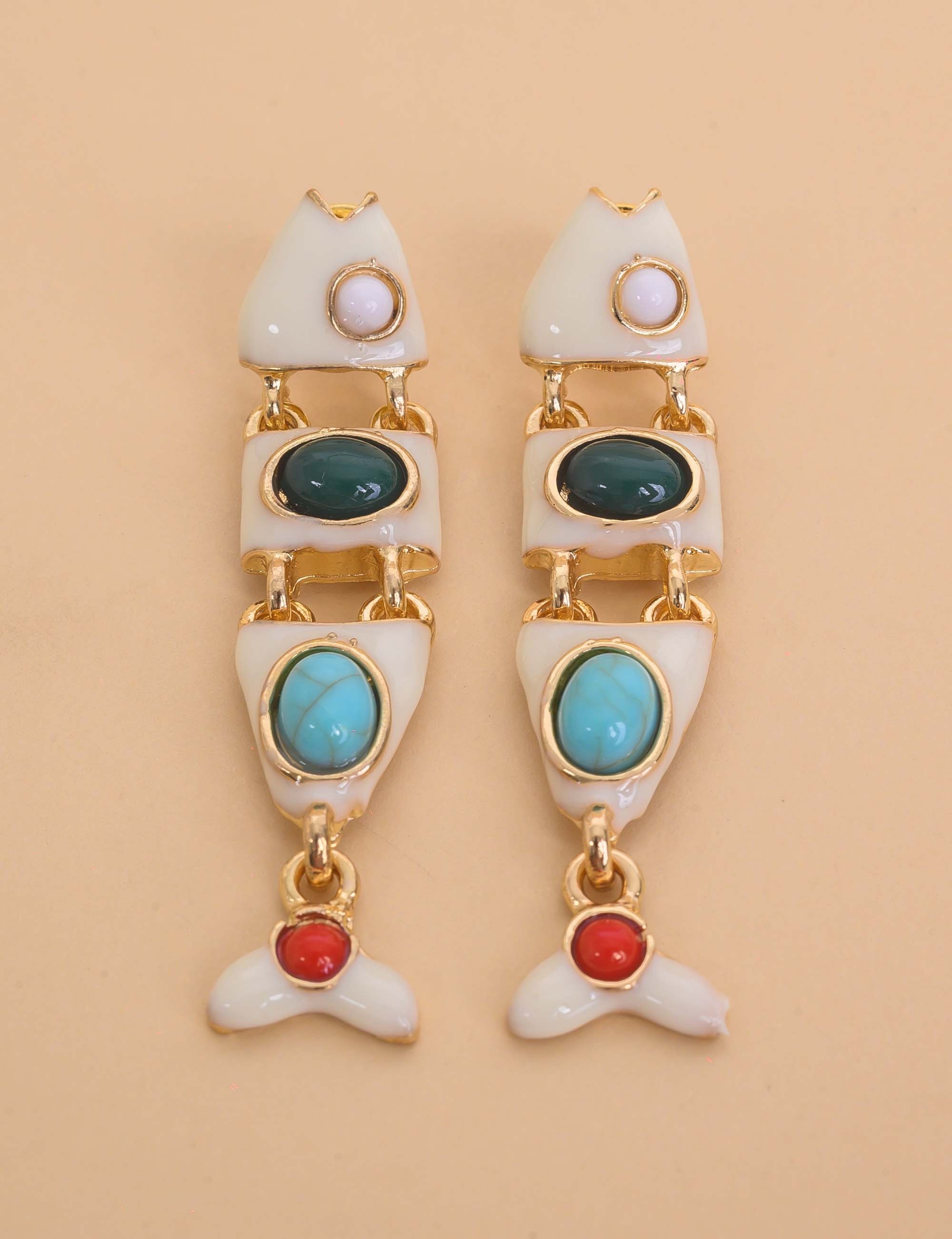 BRINCO DE OURO PEIXE COM PEDRAS RESINADAS OFF-WHITE - BR29285VO17