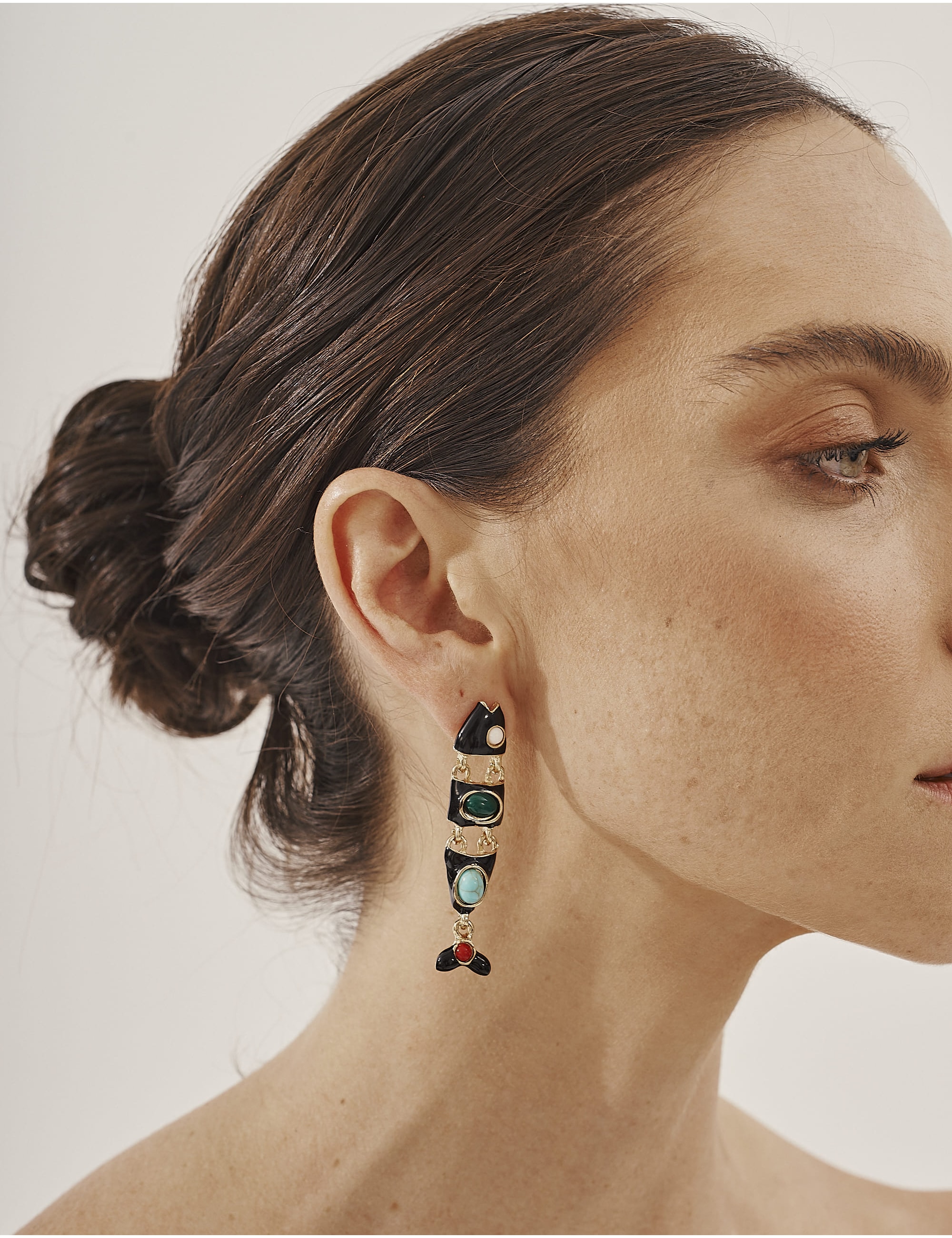 BRINCO DE OURO PEIXE COM PEDRAS RESINADAS PRETO - BR29285VO04