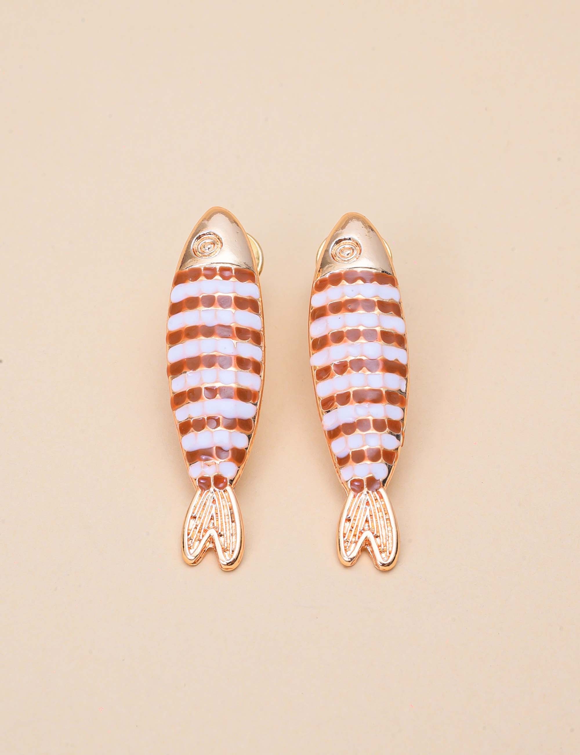 BRINCO DE OURO PEIXE ESMALTADO BRANCO LISTRAS MARROM - BR29272VO244