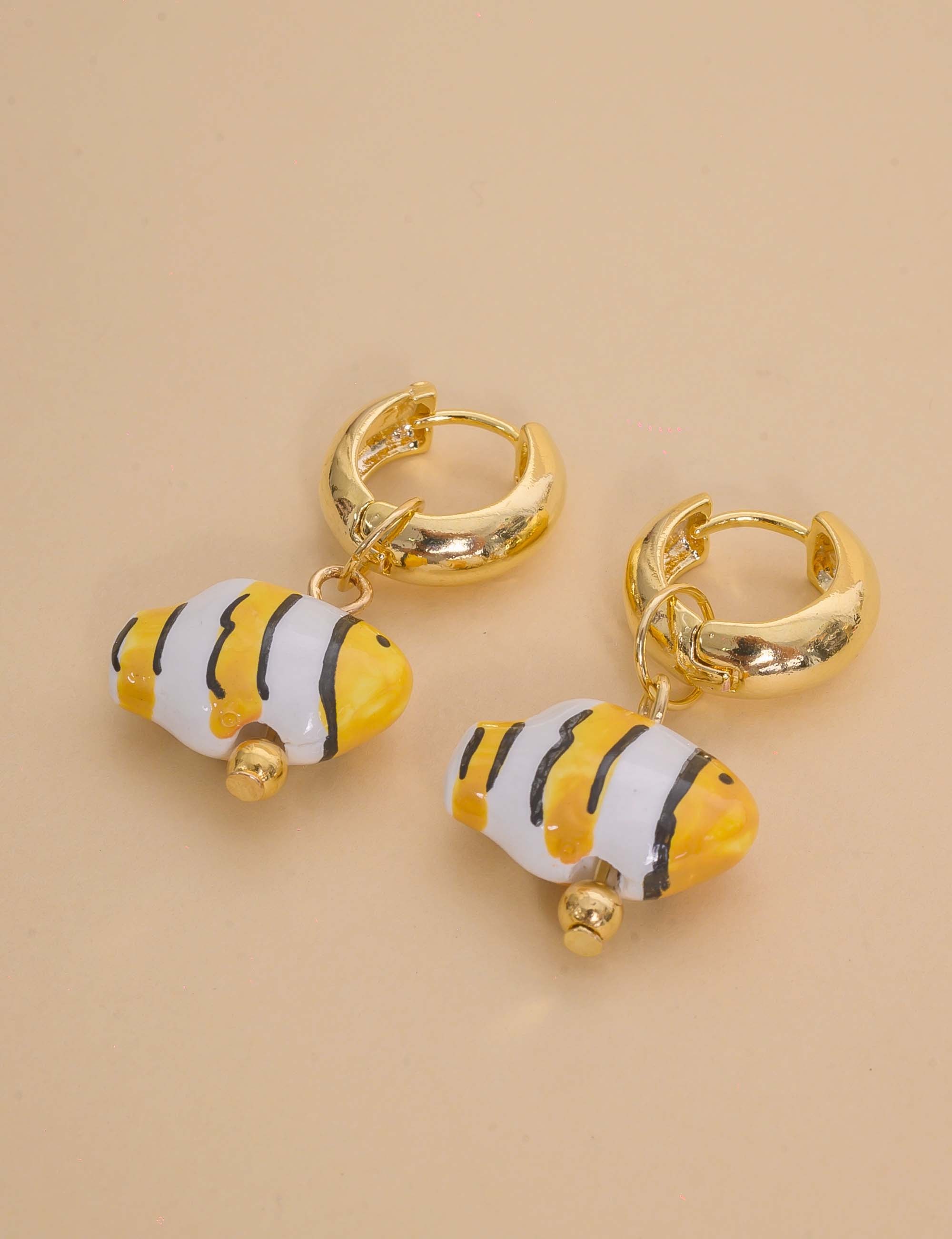 BRINCO DE PEIXE RESINADO ARGOLA AMARELO - BR29290VO07