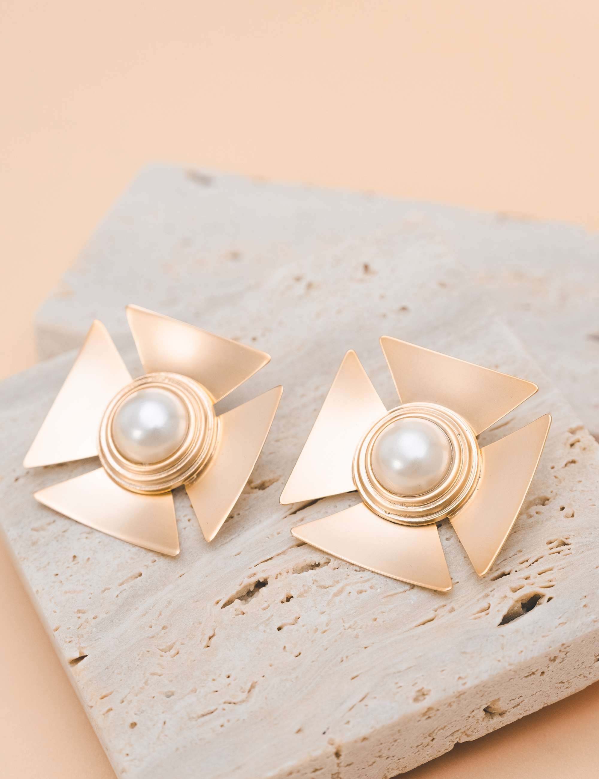 Brinco Geometrico Esfera Resinada Ouro