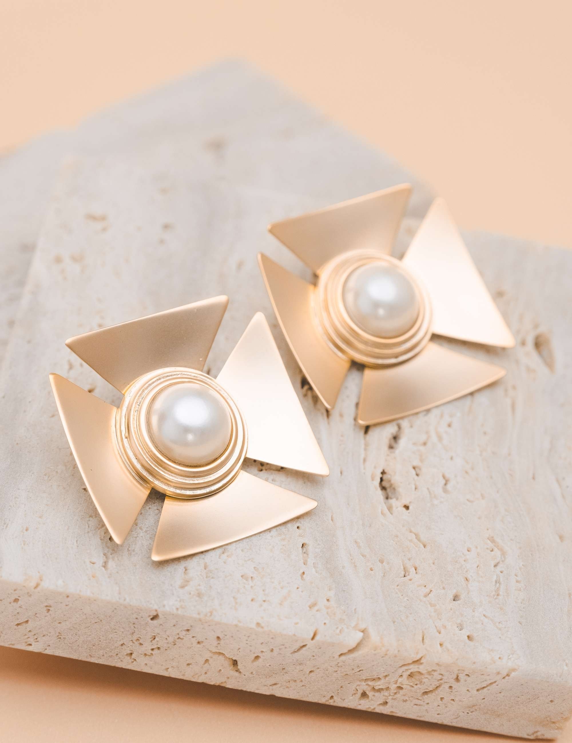 Brinco Geometrico Esfera Resinada Ouro