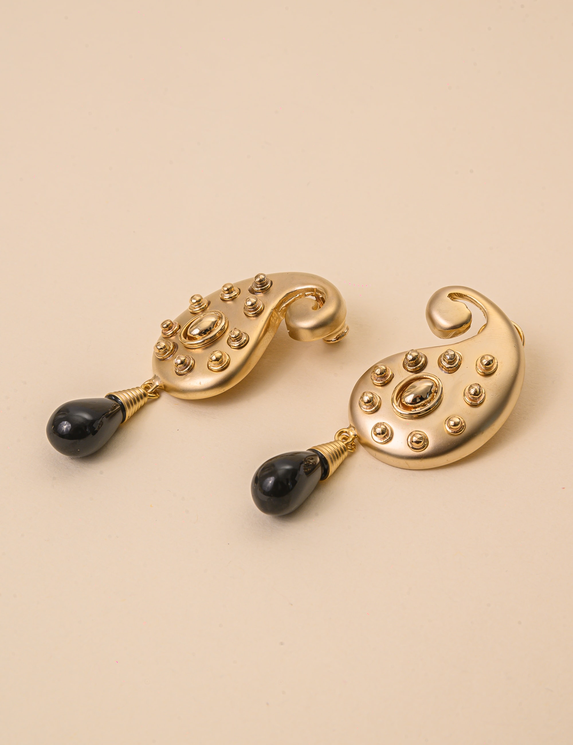BRINCO OURO GOTA PRETA - BR29186VO04