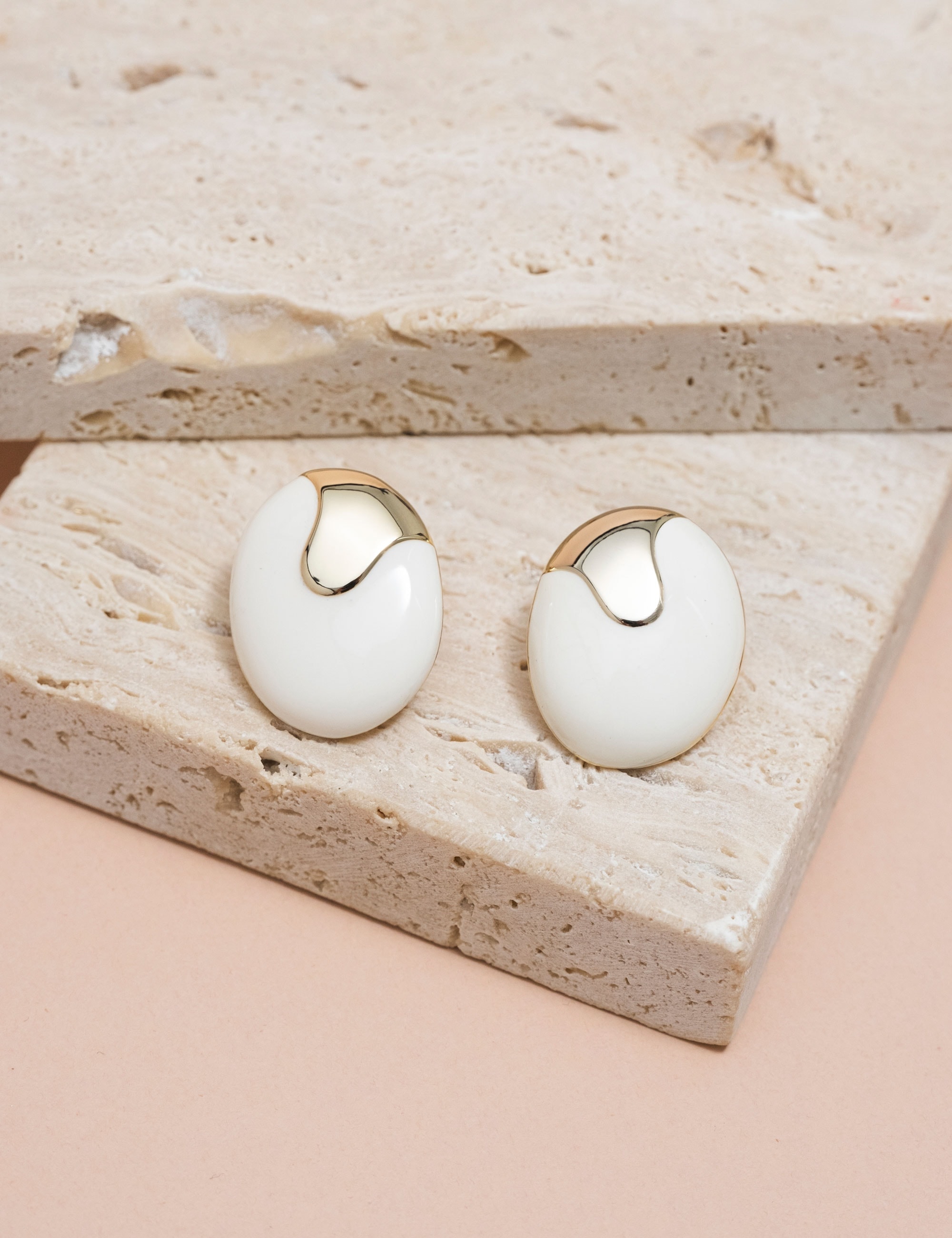 BRINCO OVAL BRANCO OURO - BR2462VO05