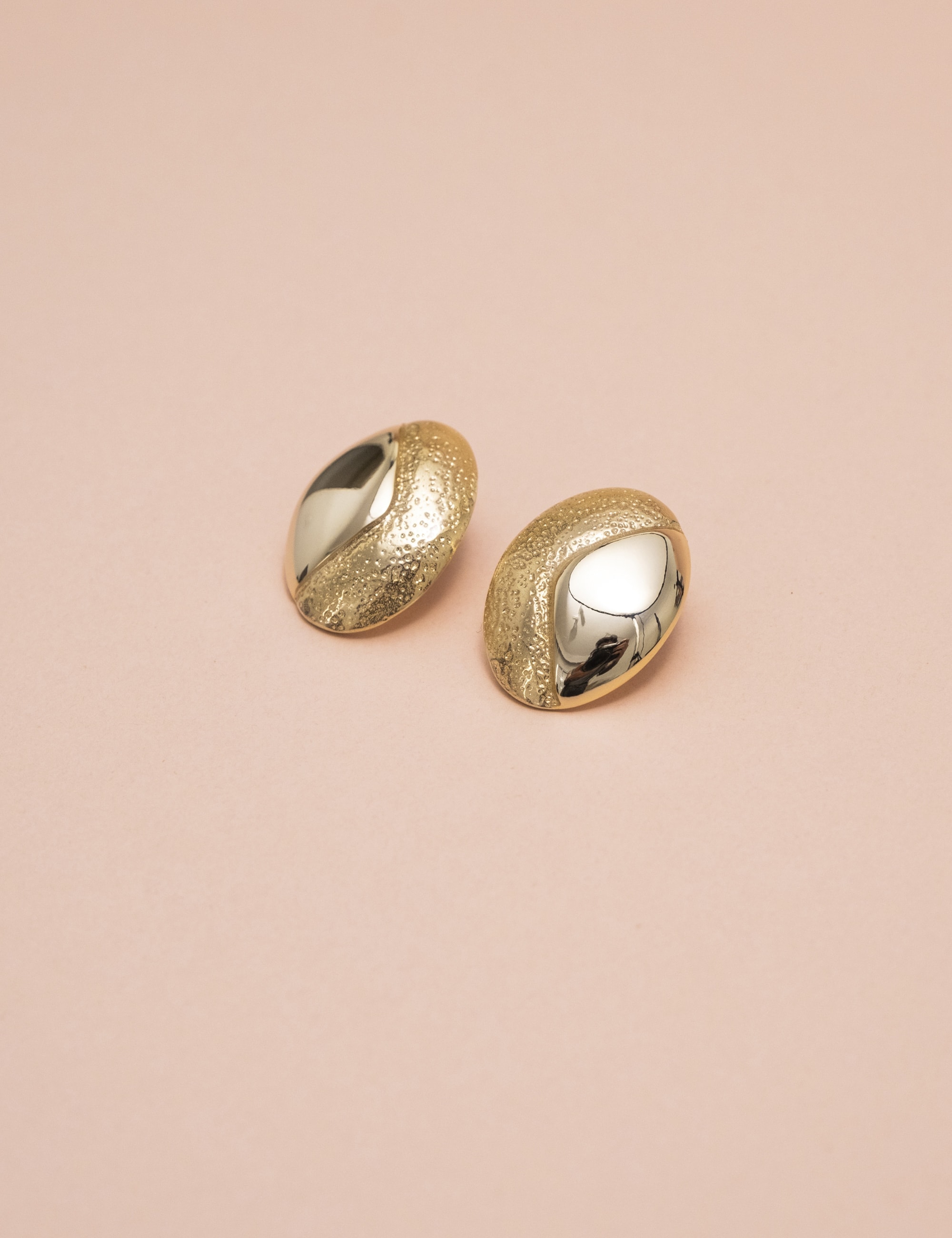 BRINCO OVAL ESMALTADO DOURADO - BR29005VO01