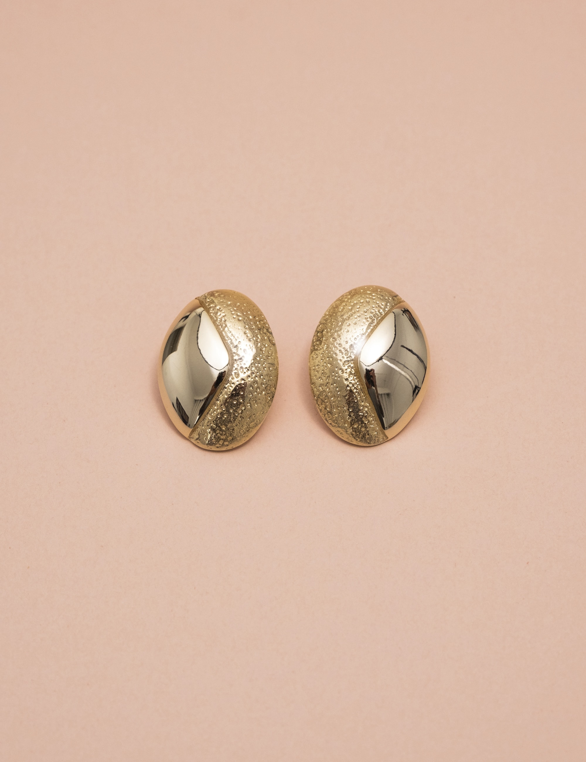 BRINCO OVAL ESMALTADO DOURADO - BR29005VO01