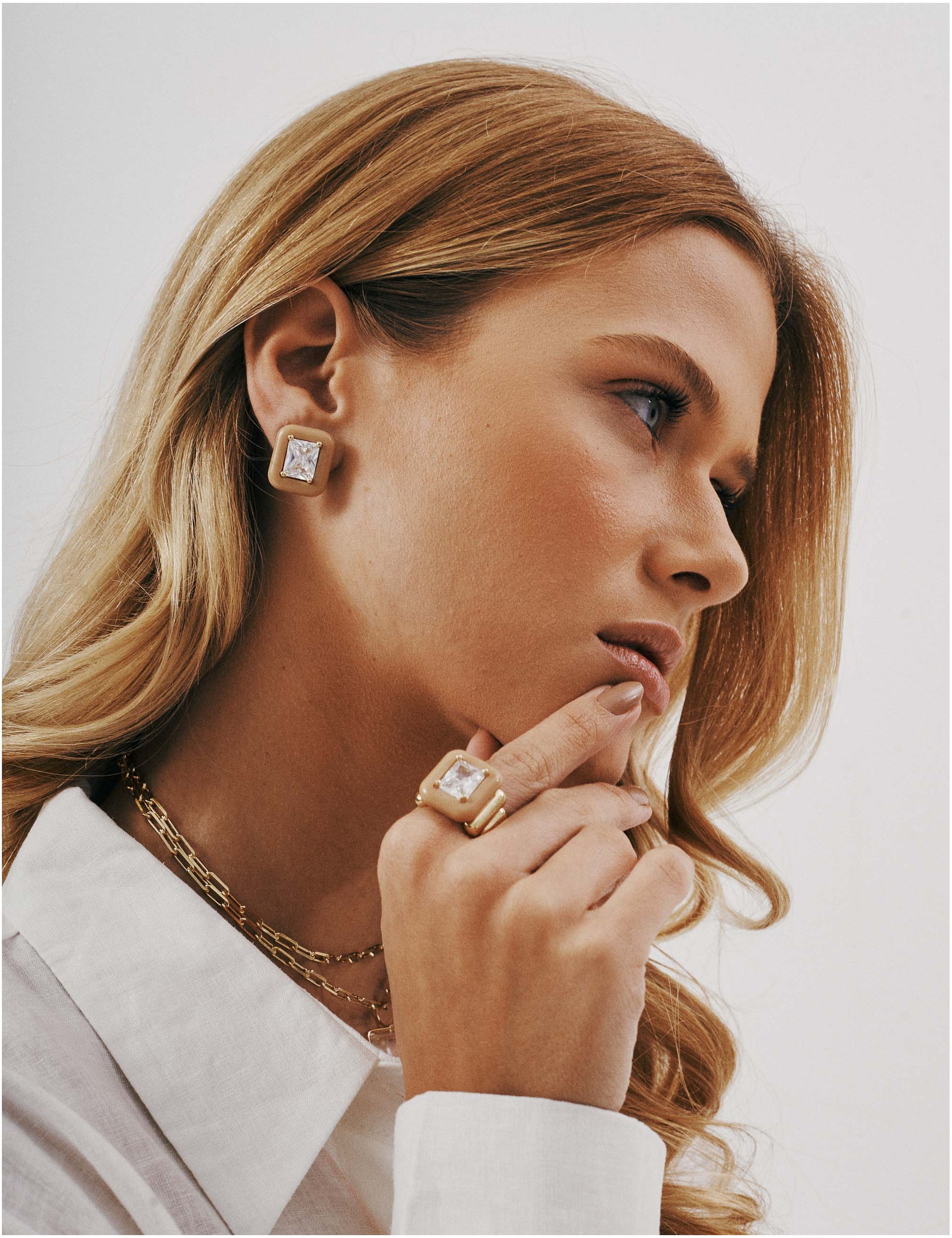 BRINCO RETÂNGULO BEGE COM CRISTAL - BR29265VO09