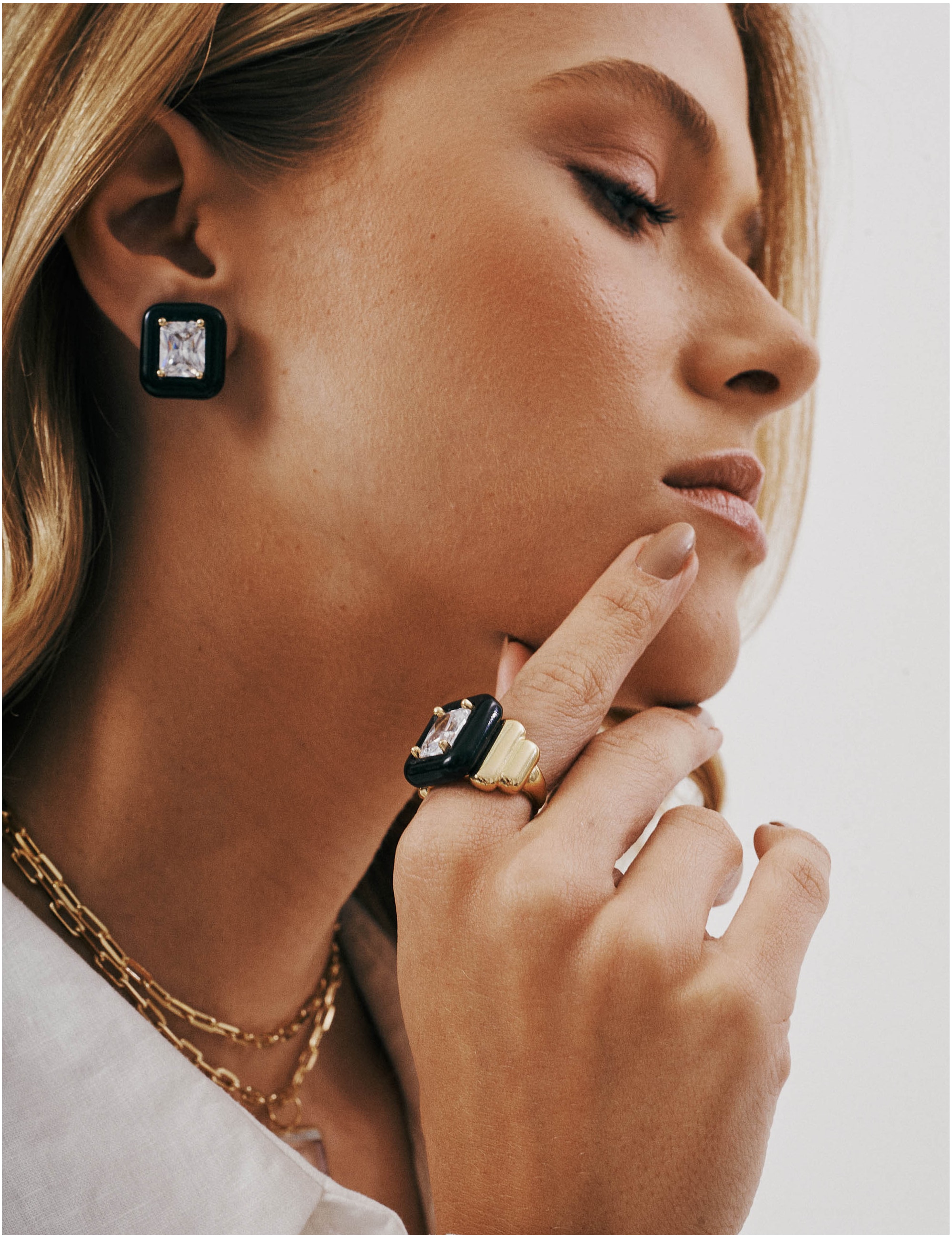 BRINCO RETÂNGULO PRETO COM CRISTAL - BR29265VO04