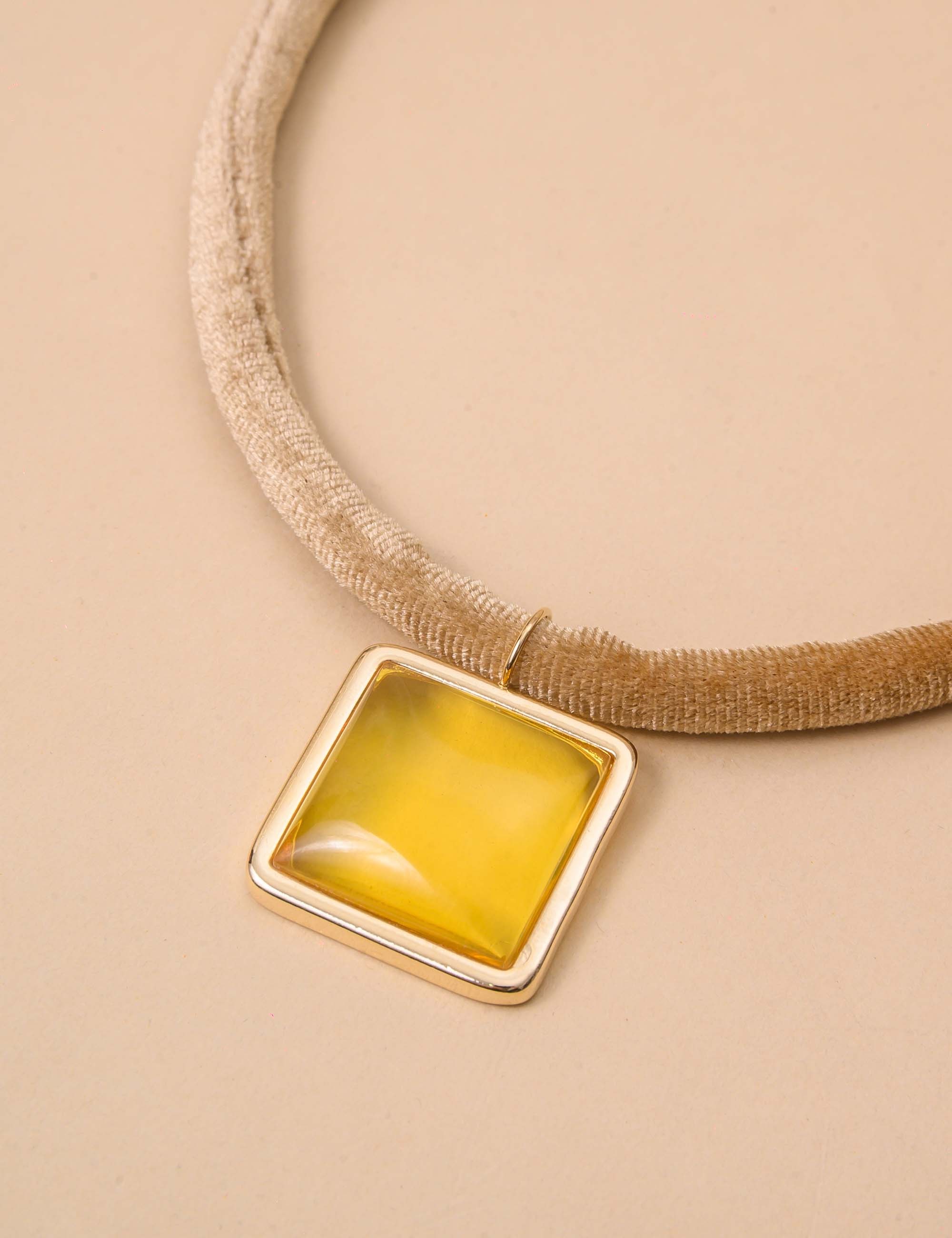 COLAR BEGE PINGENTE QUADRADO AMARELO CITRINO - CO29212VO04