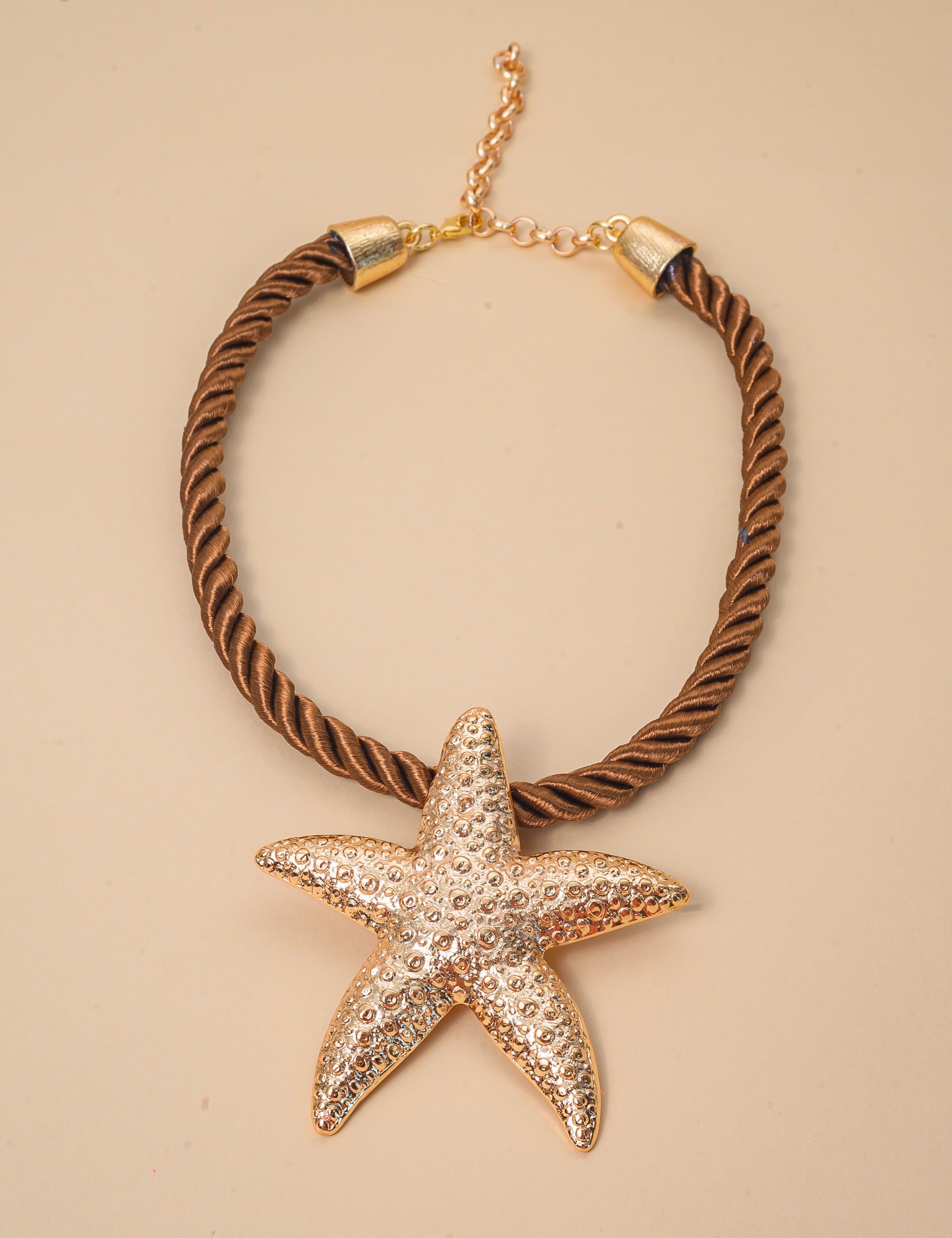 COLAR CHOKER MARROM PINGENTE ESTRELA DO MAR  - CO29338VO24