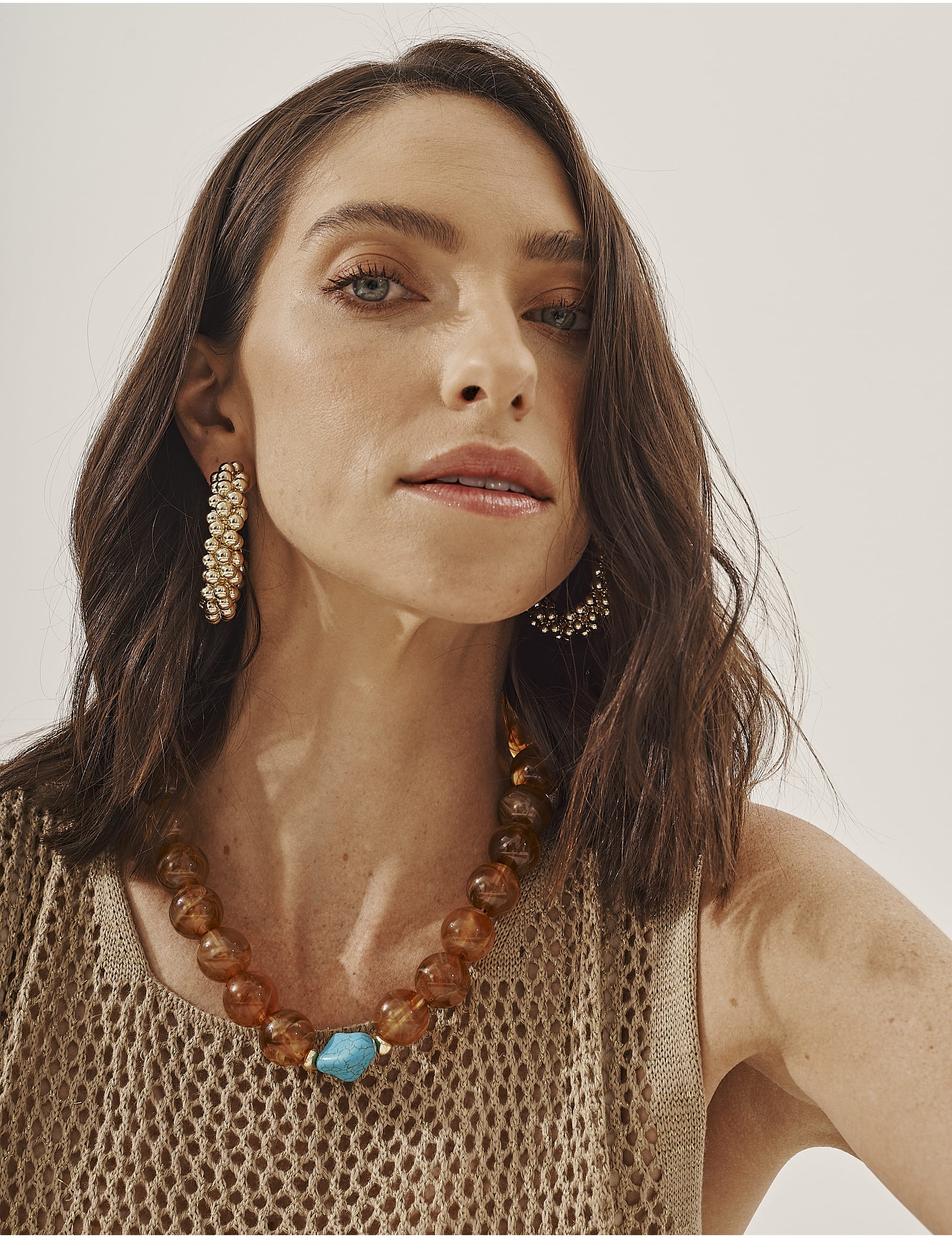 COLAR DE ESFERA ÂMBAR COM PEDRA NATURAL TURQUESA HOWLITA - CO29389VO16