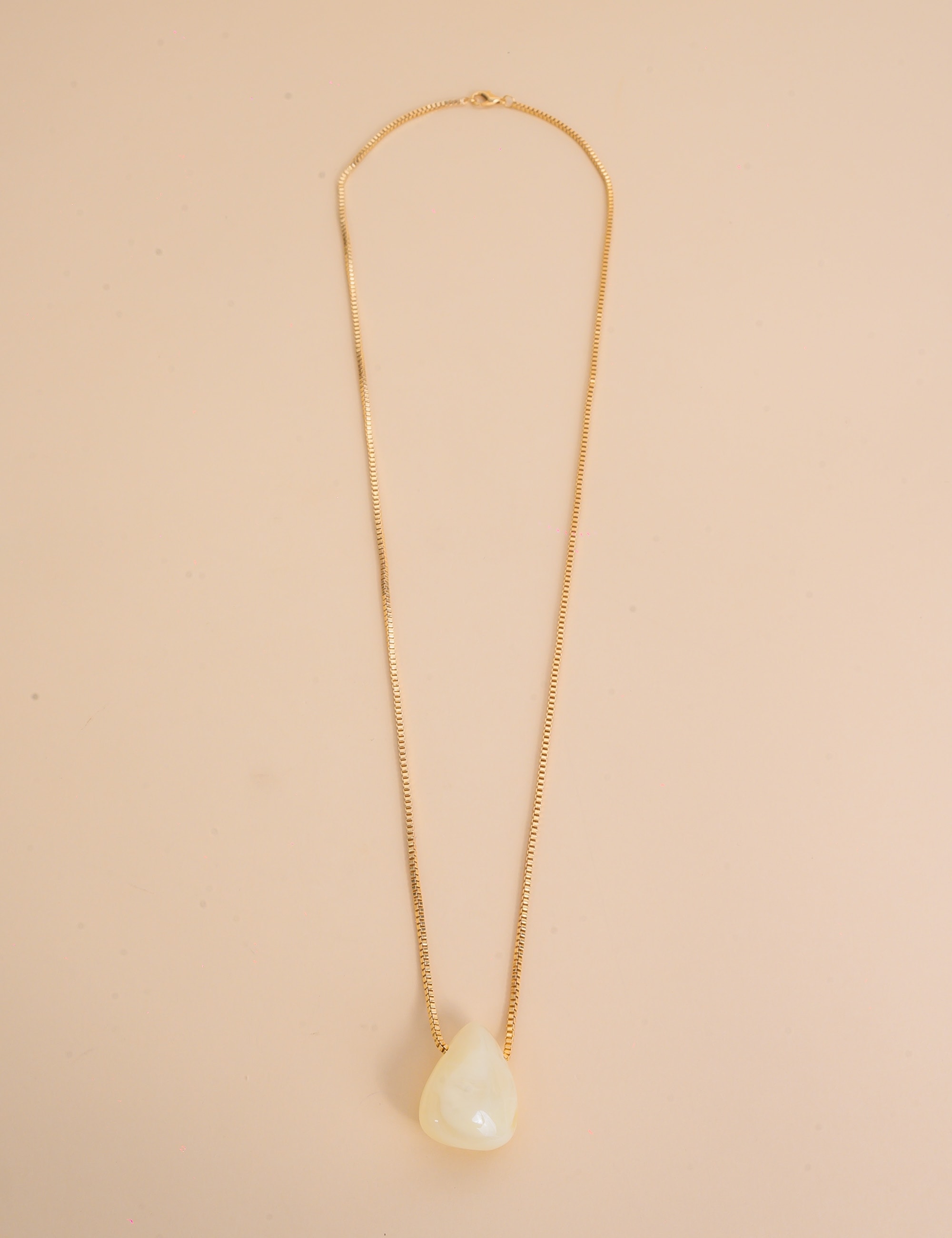 COLAR DE OURO PINGENTE PEDRA RESINADA BRANCA - CO29390VO15