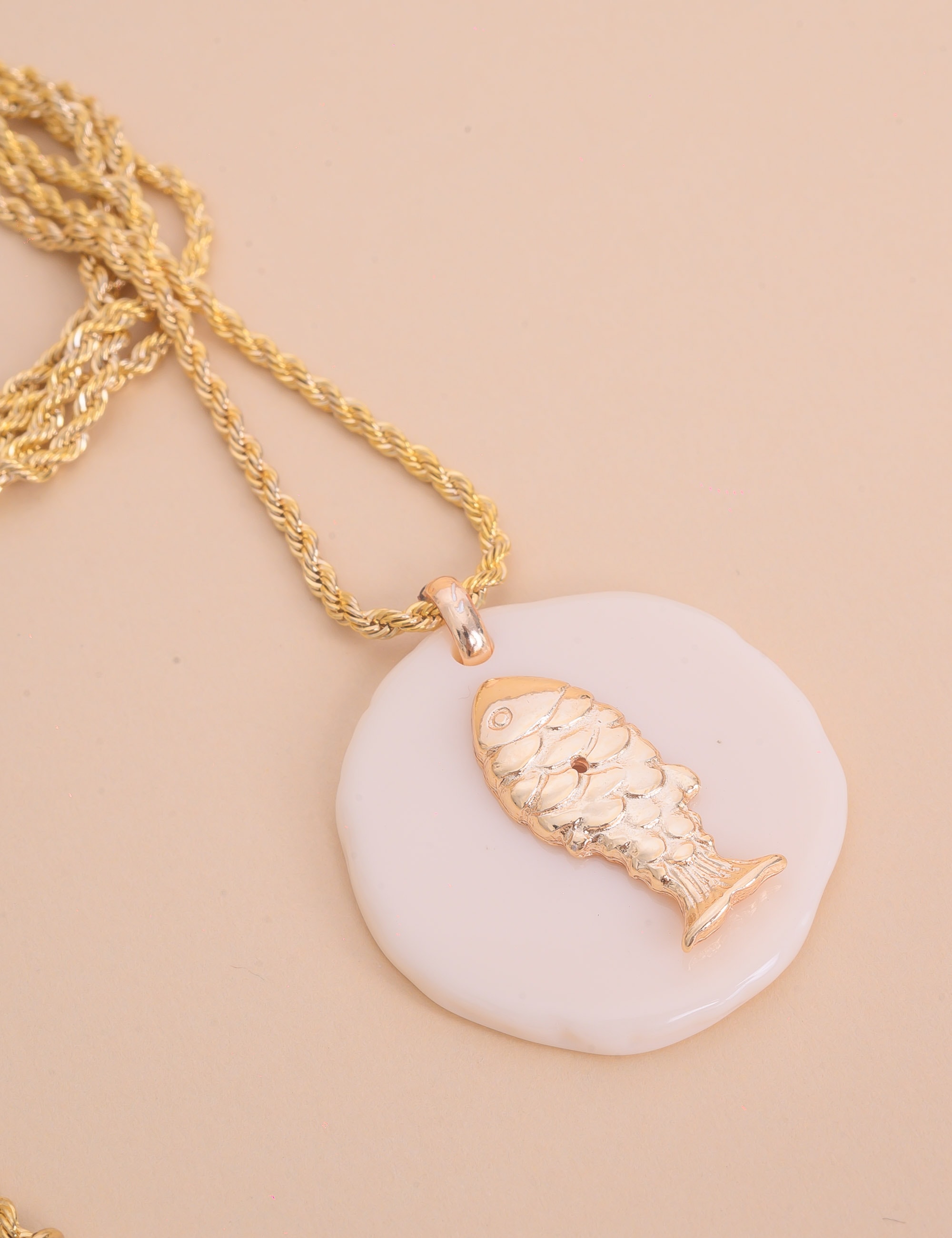 COLAR DE OURO PINGENTE PEIXE OFF WHITE - CO29361VO17