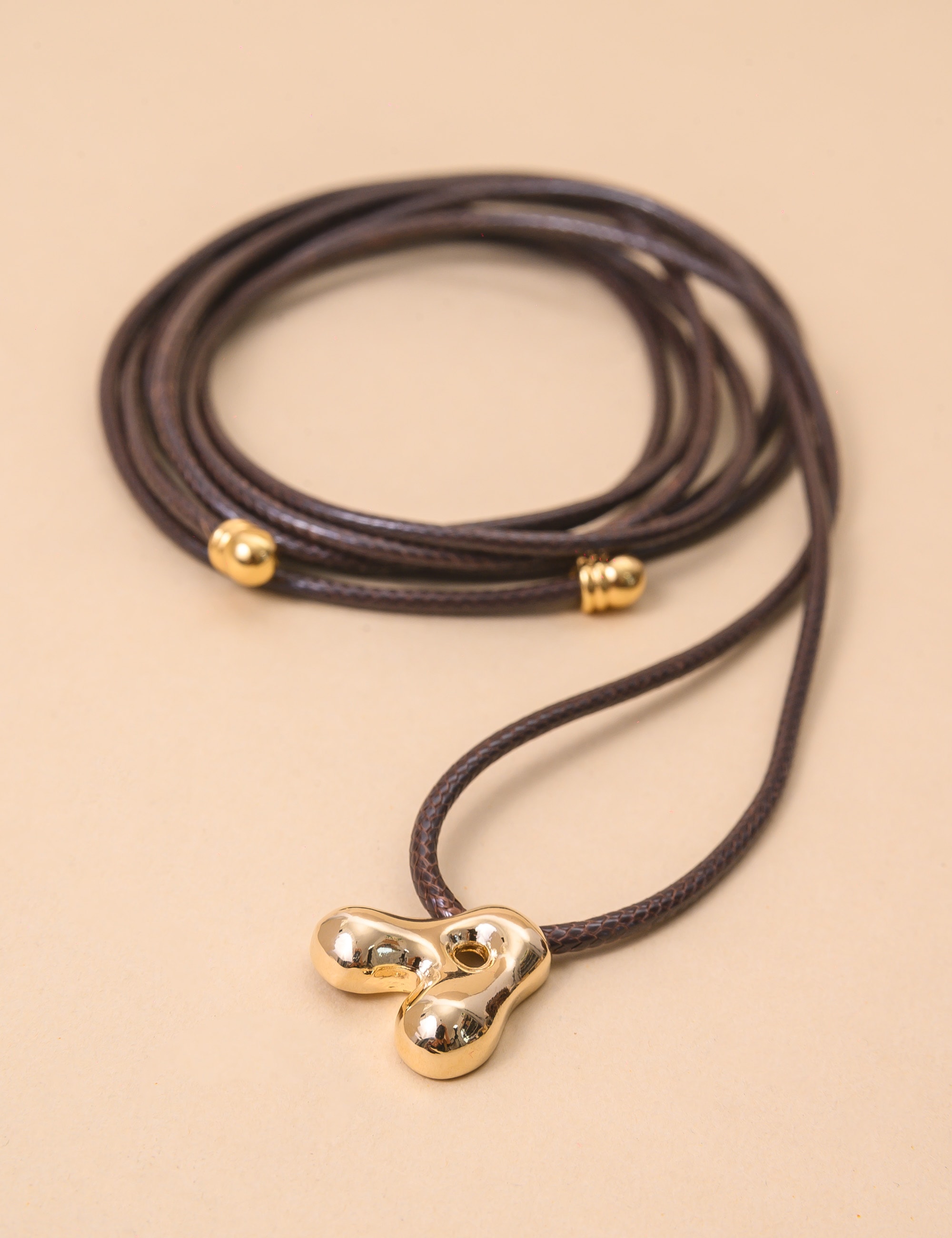 COLAR FIO PINGENTE A MARROM ESCURO - CO29208VO03