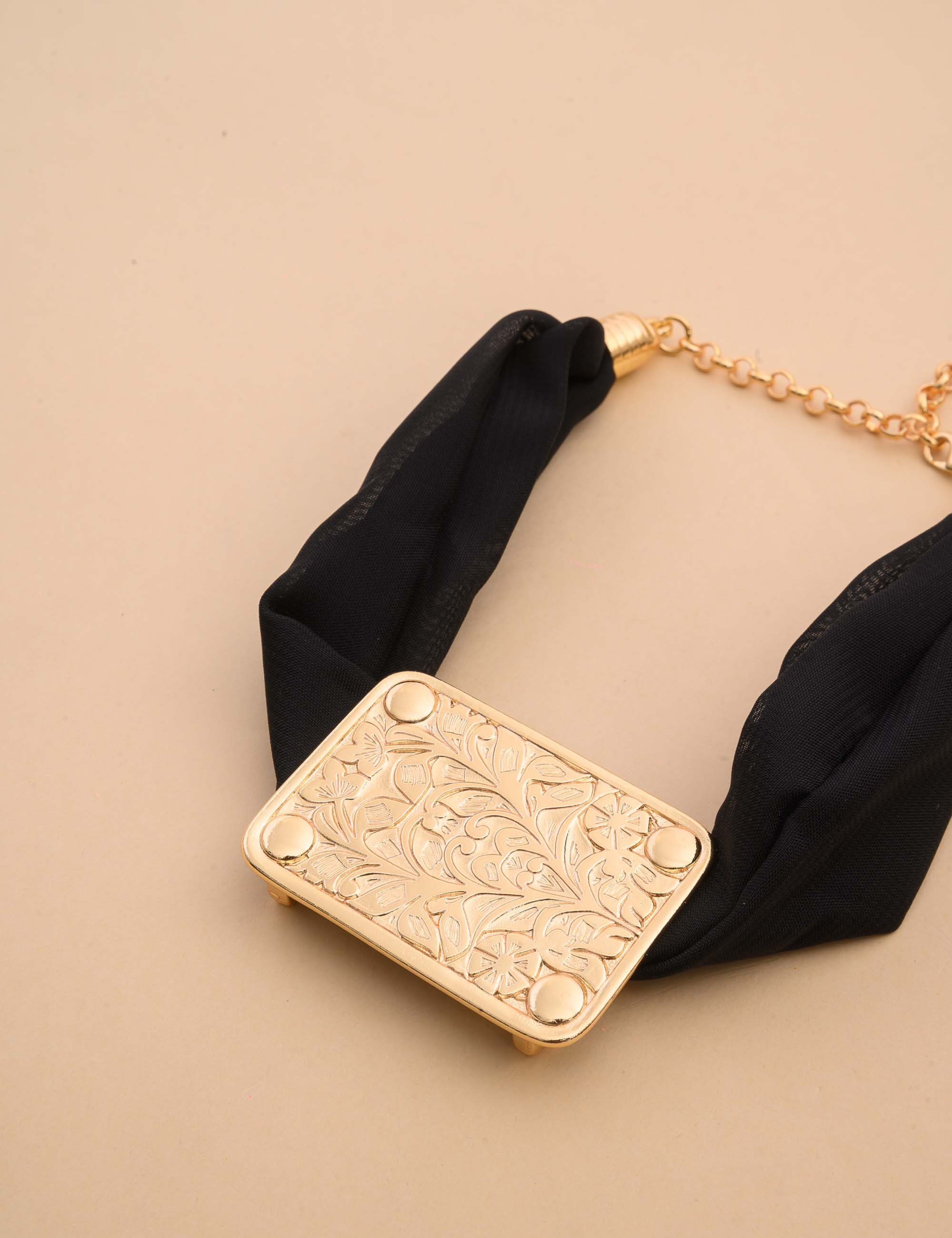 COLAR LENÇO PRETO MEDALHA QUADRADA - CO29193VO03
