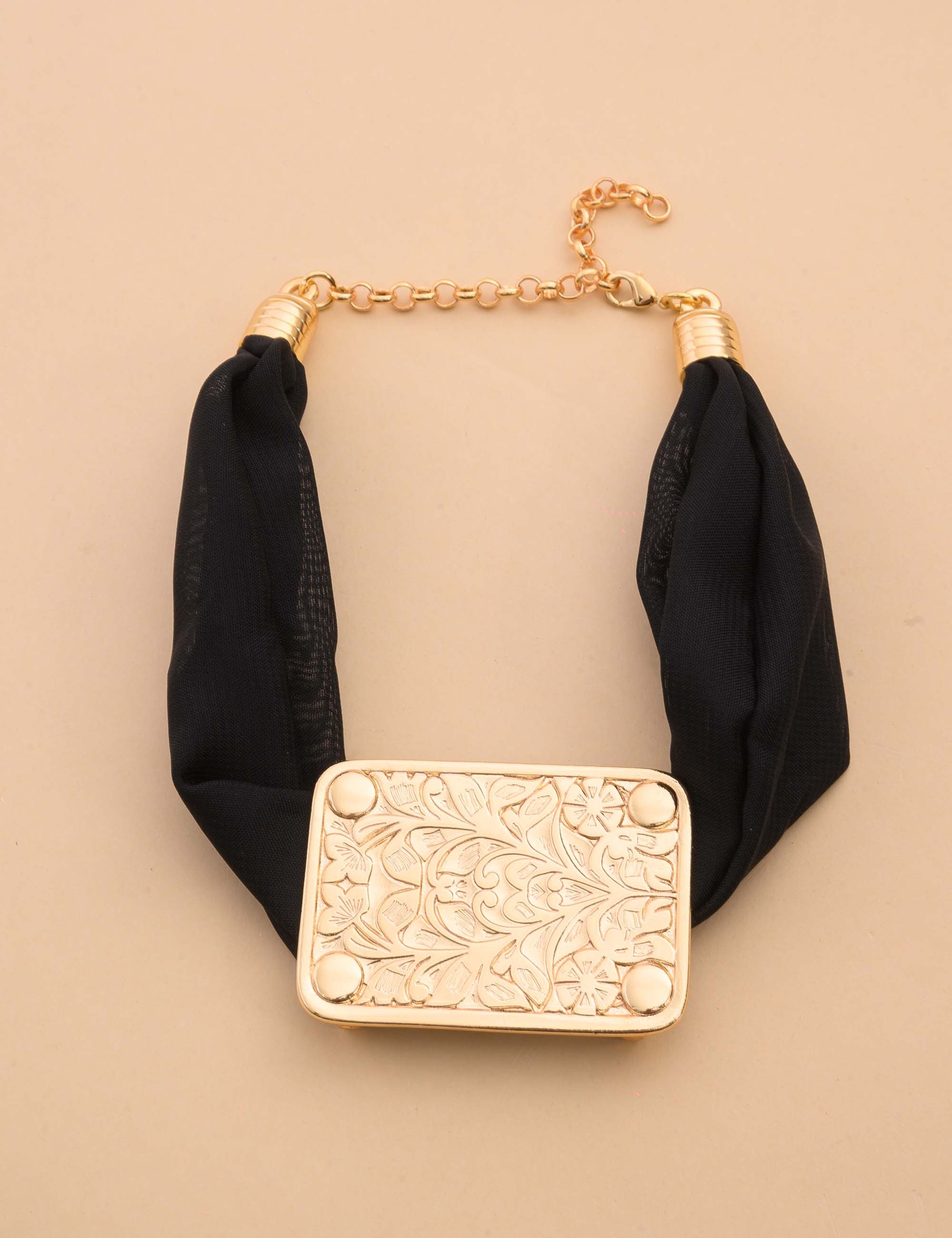 COLAR LENÇO PRETO MEDALHA QUADRADA - CO29193VO03