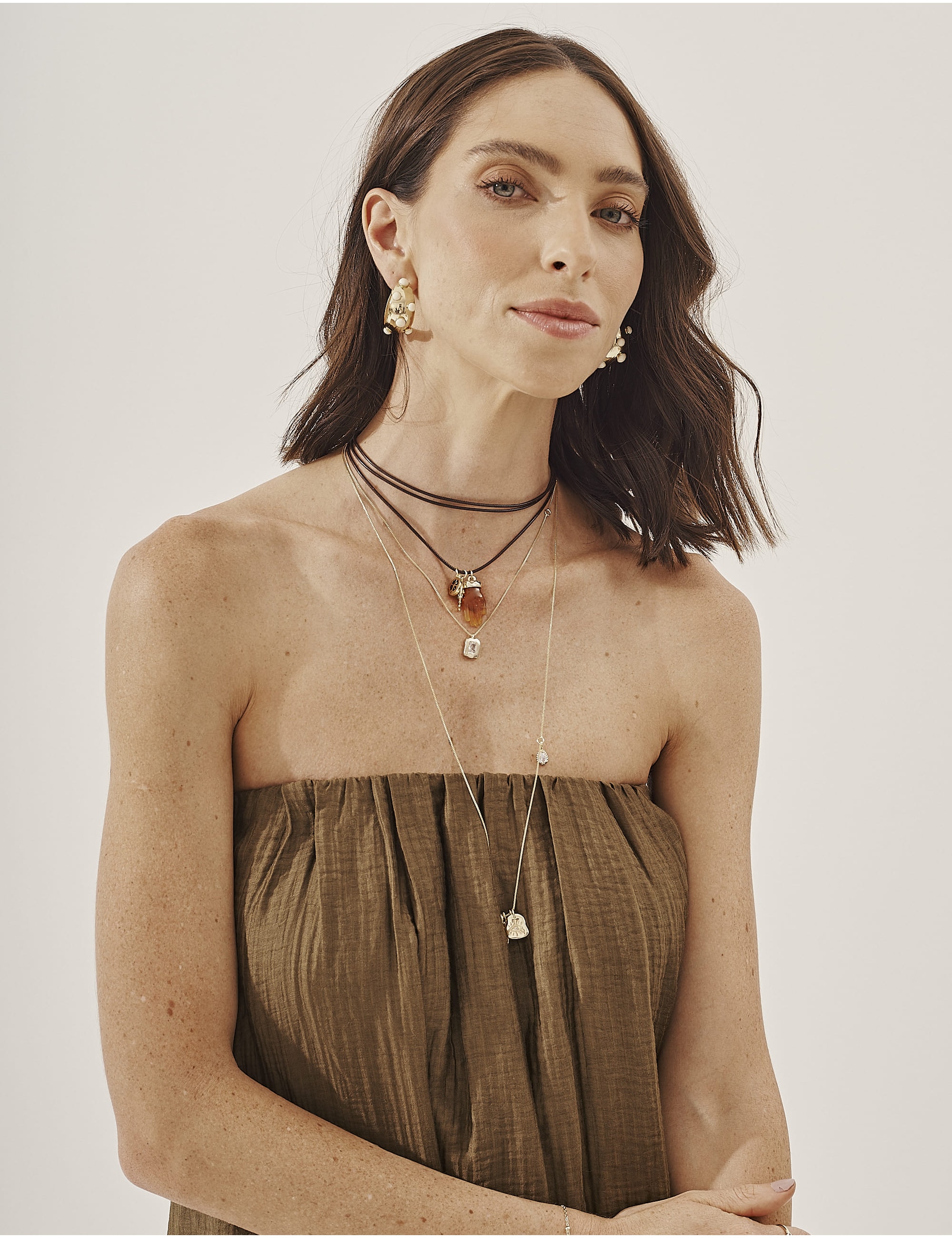 COLAR LONGO PINGENTE MÃO RESINA LARANJA - CO29404VO08