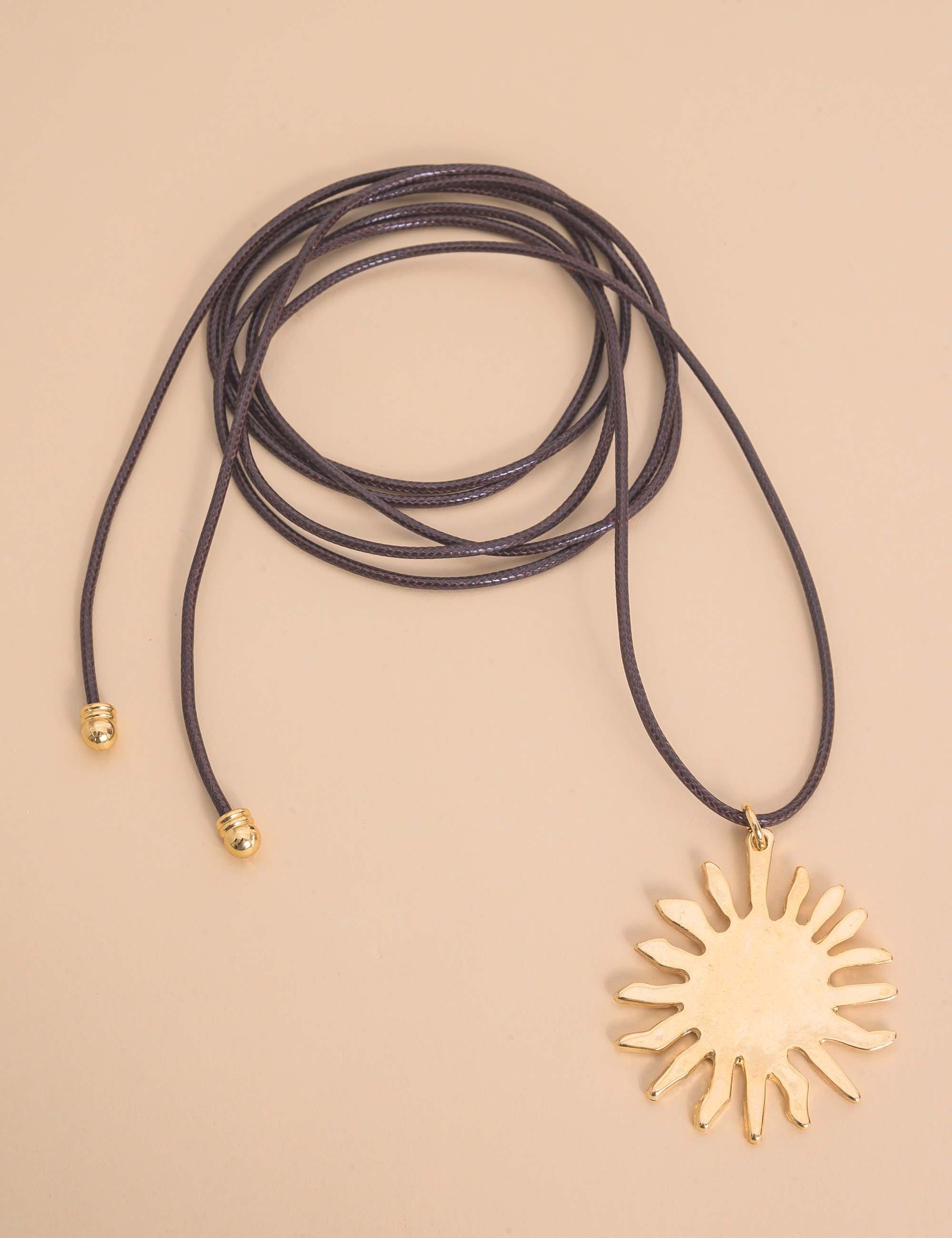 COLAR MARROM PINGENTE SOL OURO - CO29358VO24