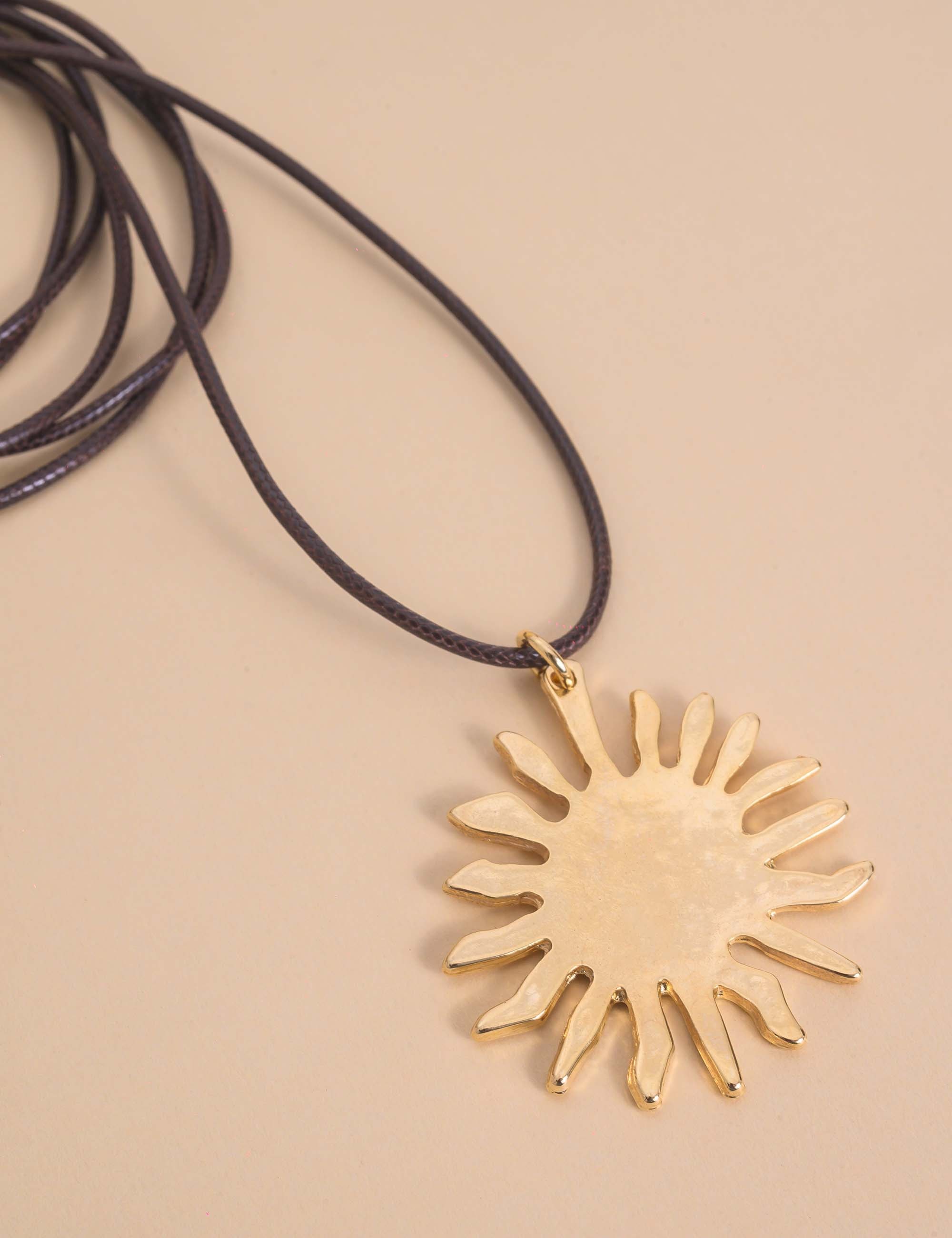 COLAR MARROM PINGENTE SOL OURO - CO29358VO24