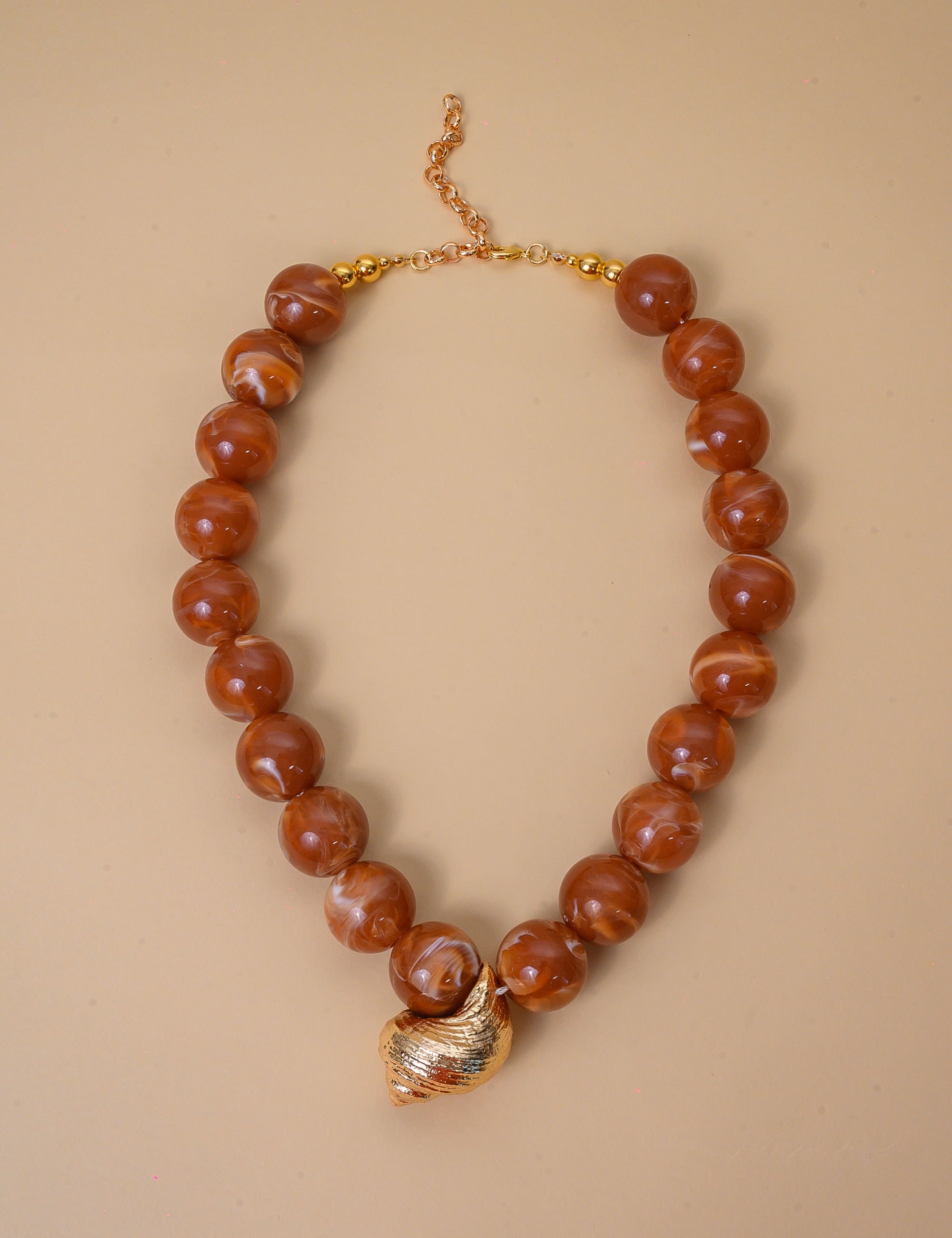 COLAR RESINA BOLA MARROM PINGENTE CARACOL - CO29340CARACOL