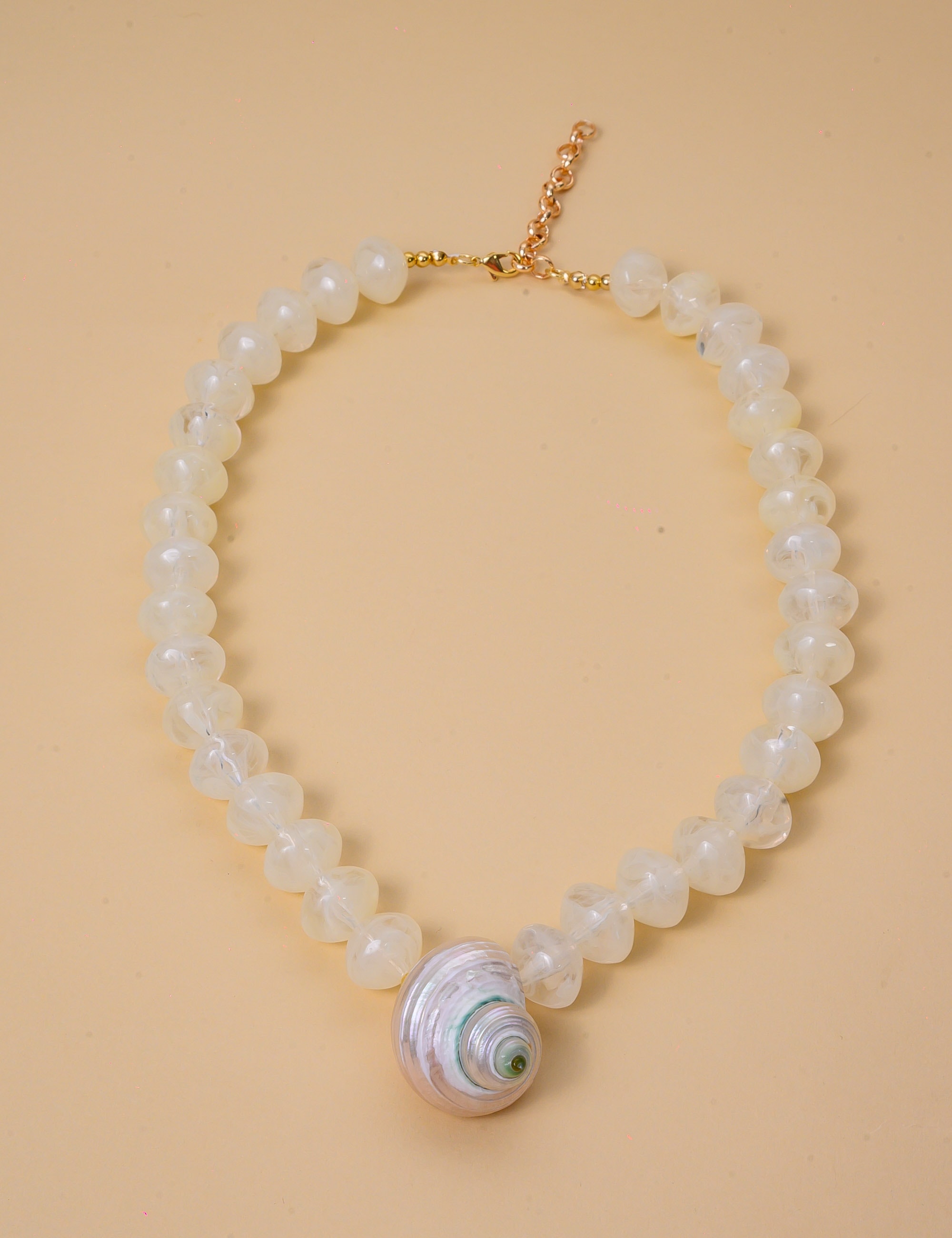 COLAR RESINA BOLA OFF WHITE PINGENTE CARACOL - CO29340VO17