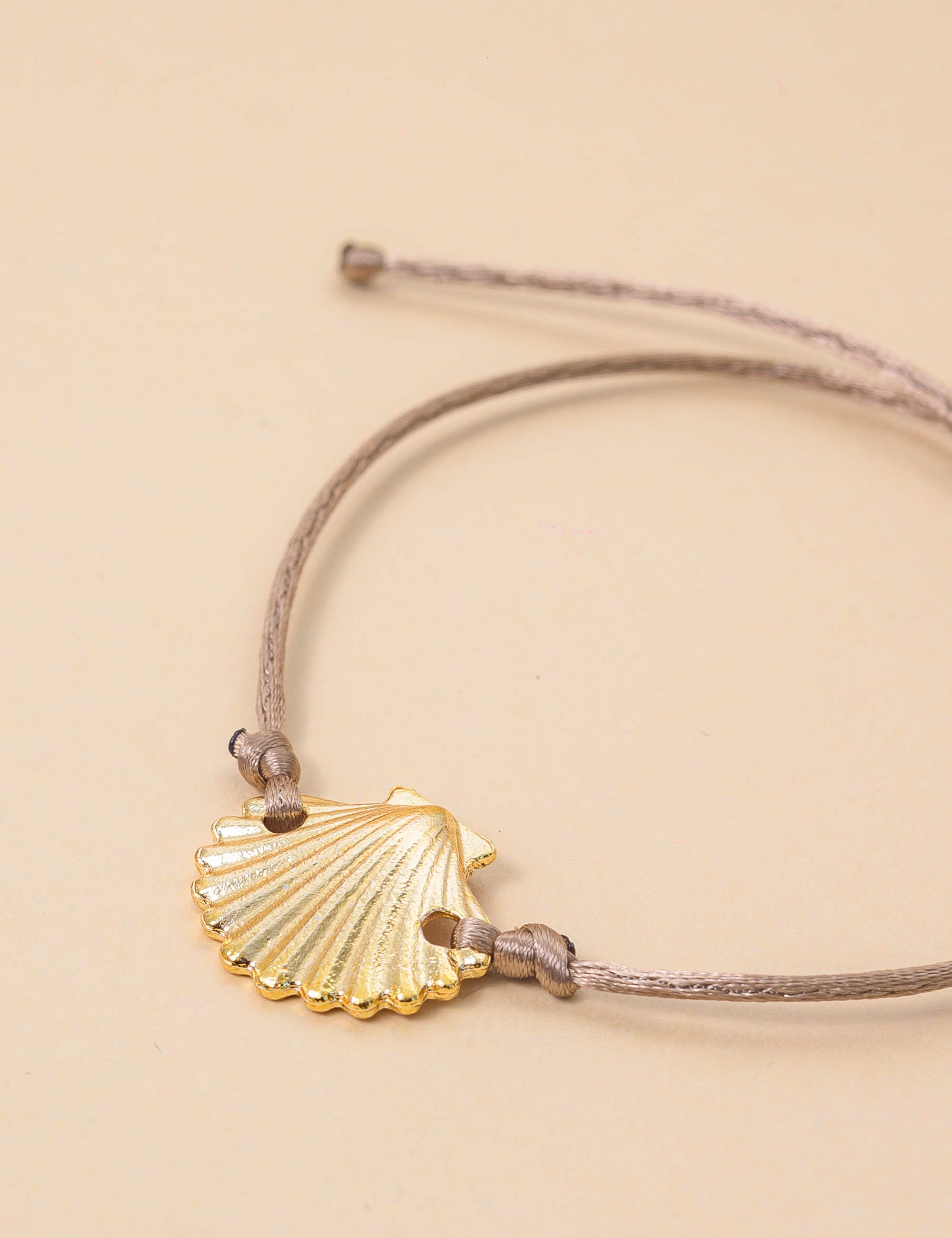 PULSEIRA CORDÃO BEGE PINGENTE CONCHA - PU29069VO09