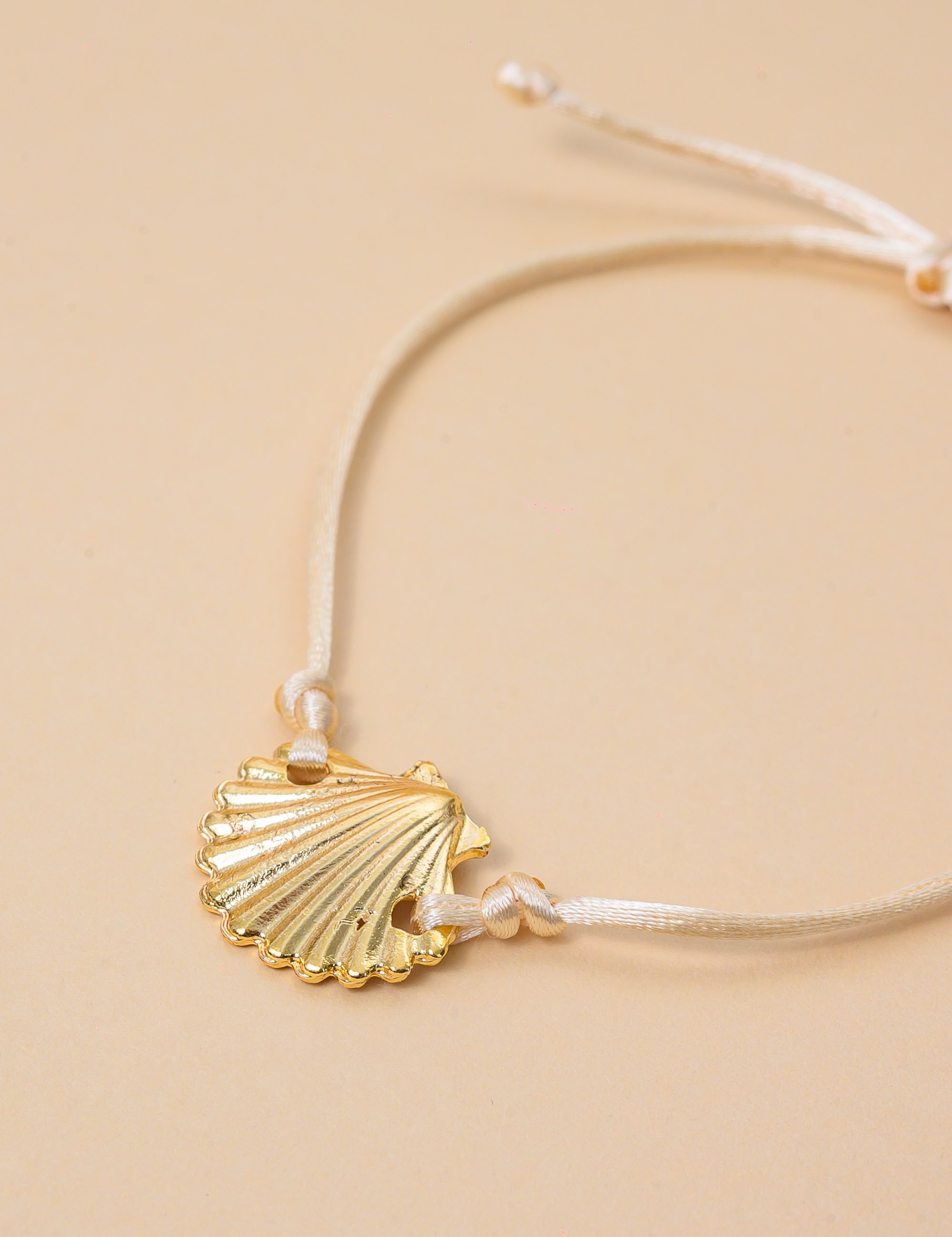 PULSEIRA CORDÃO OFF WHITE PINGENTE CONCHA - PU29069VO17