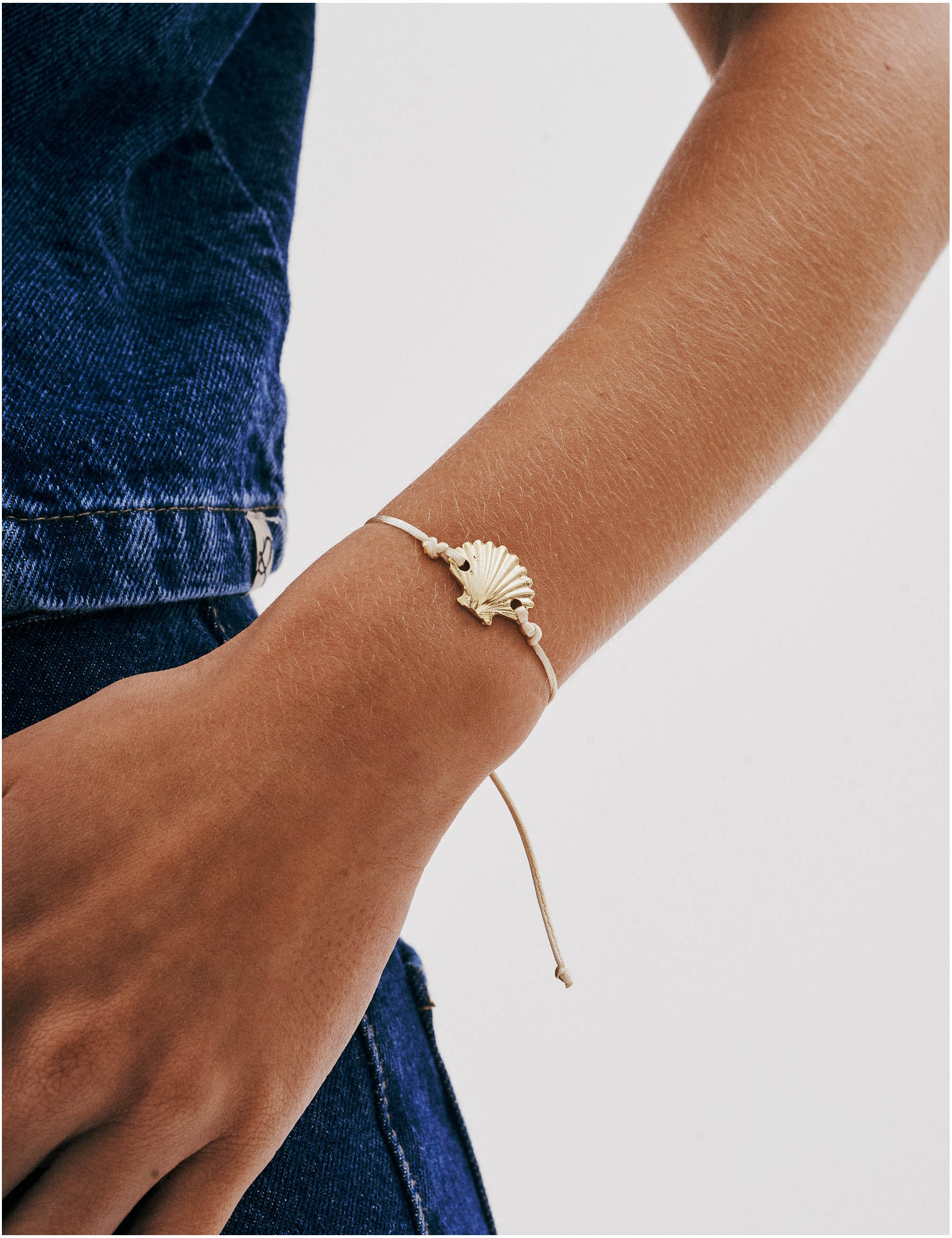 PULSEIRA CORDÃO OFF WHITE PINGENTE CONCHA - PU29069VO17