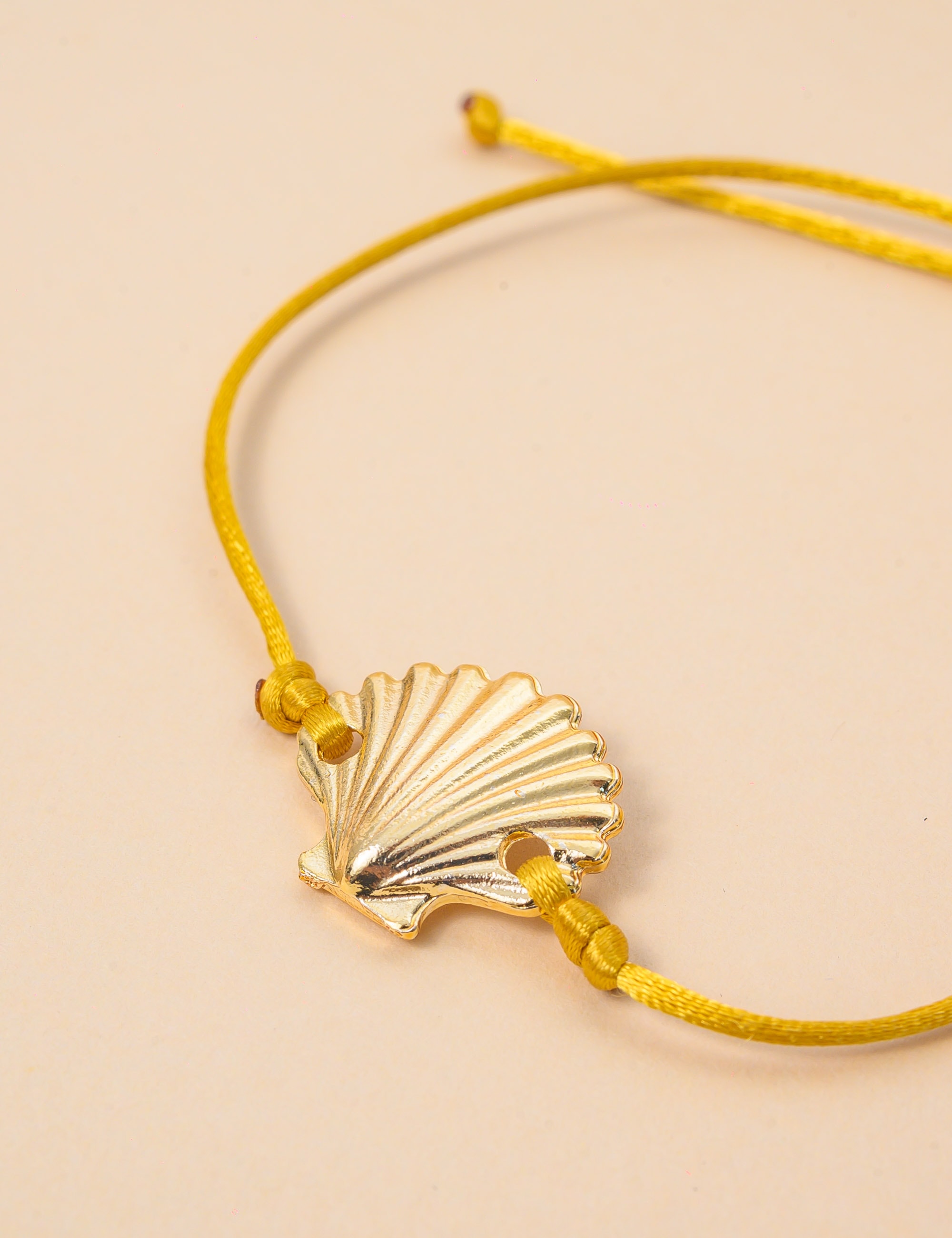 PULSEIRA FIO AMARELO PINGENTE CONCHA - PU29069VO07