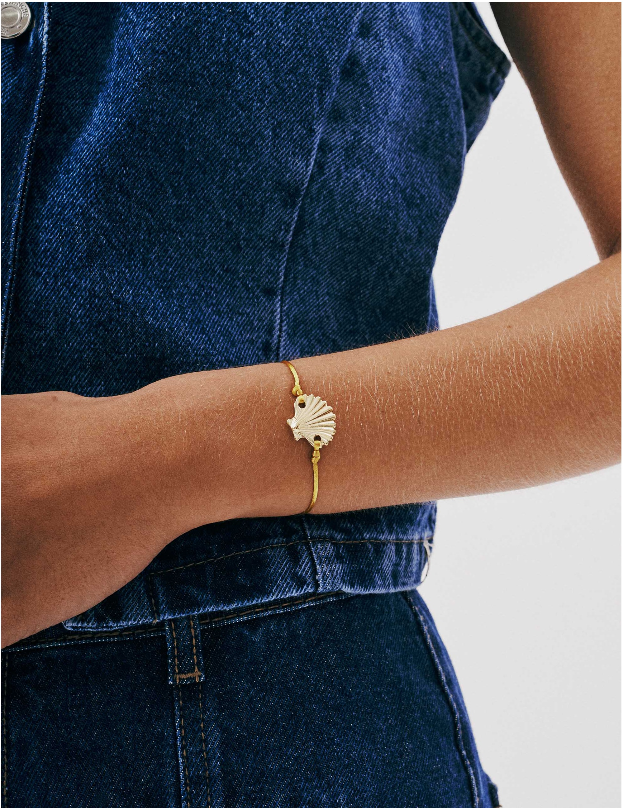 PULSEIRA FIO AMARELO PINGENTE CONCHA - PU29069VO07