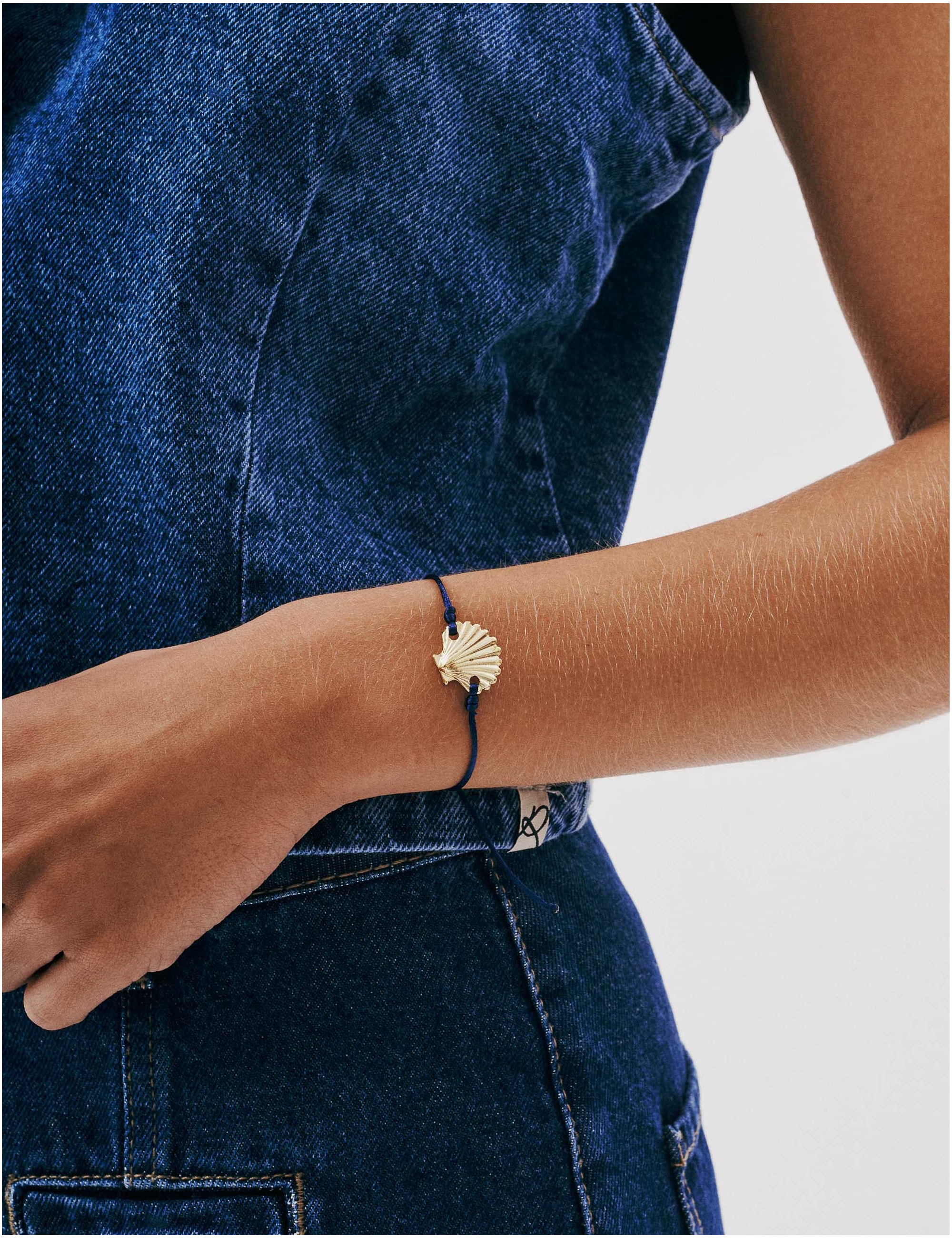 PULSEIRA FIO AZUL PINGENTE CONCHA - PU29069VO03