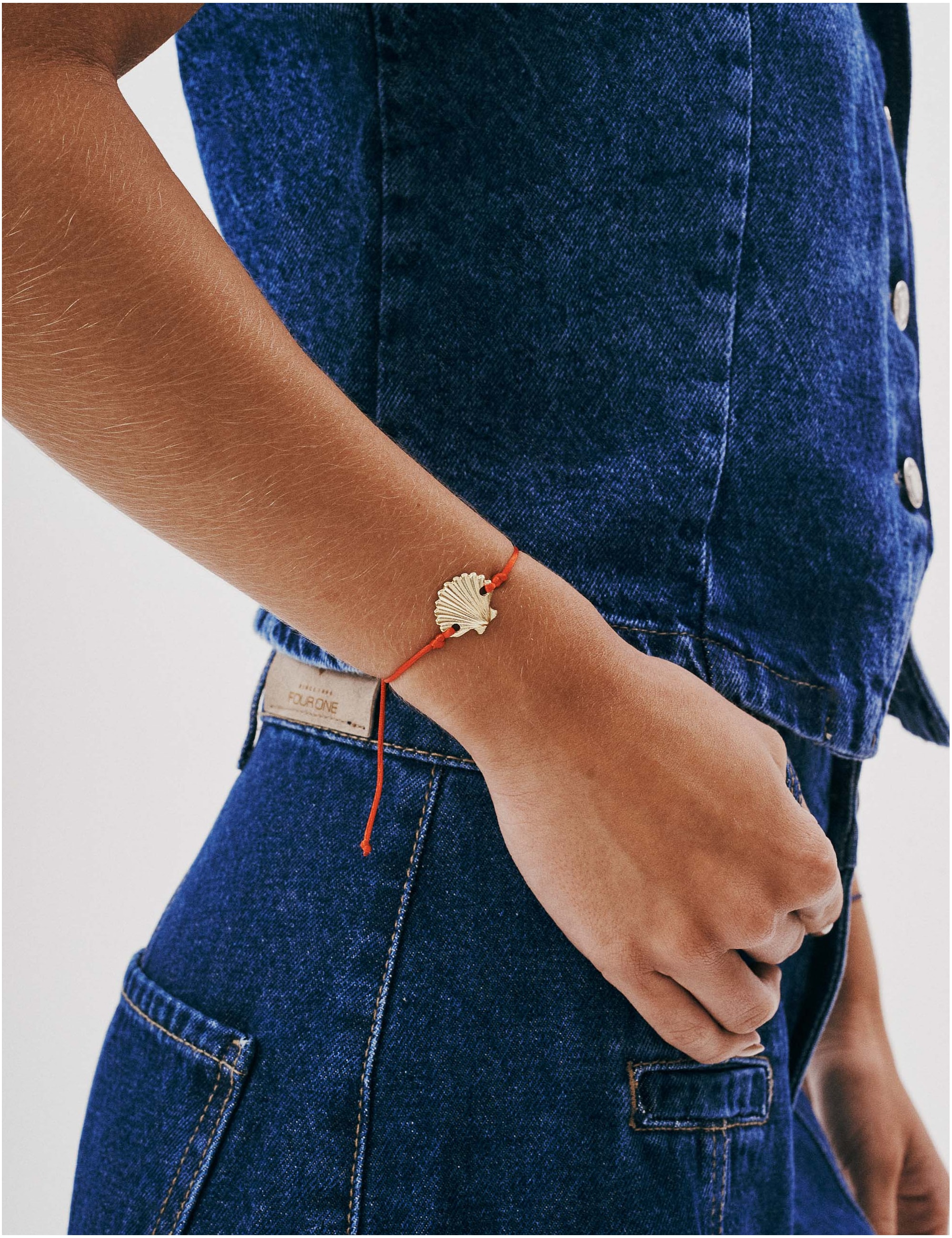 PULSEIRA  FIO VERMELHO PINGENTE CONCHA - PU29069VO05